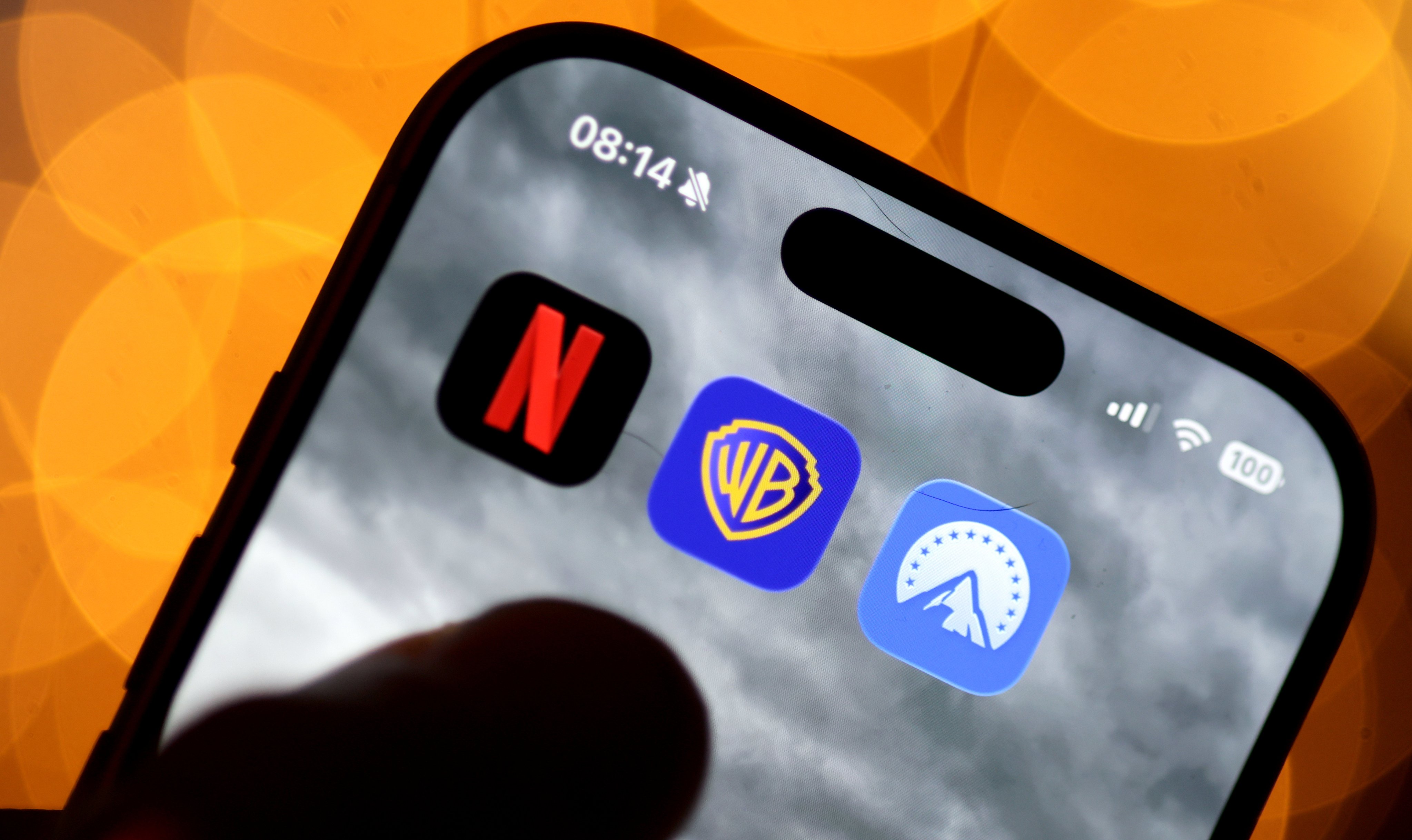 The app logos of Netflix, Warner Bros and Paramount are seen on a smartphone display. Photo: EPA