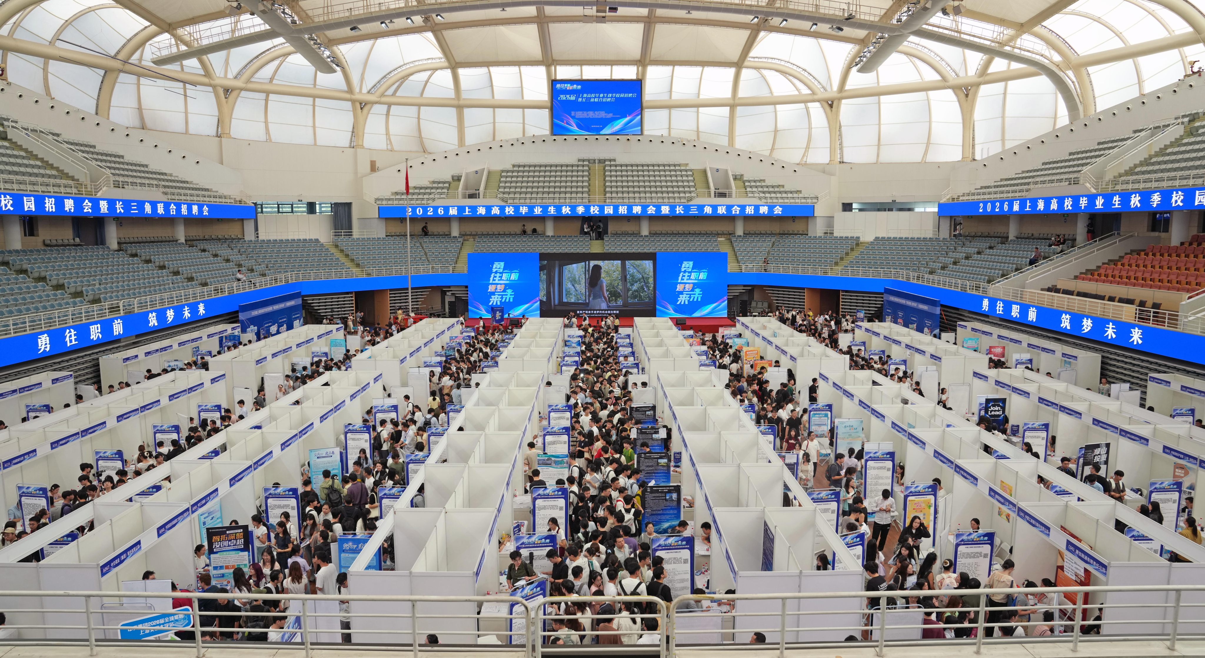 Applicants take part in a campus job fair at the Minhang campus of Shanghai Jiao Tong University. Photo: Xinhua