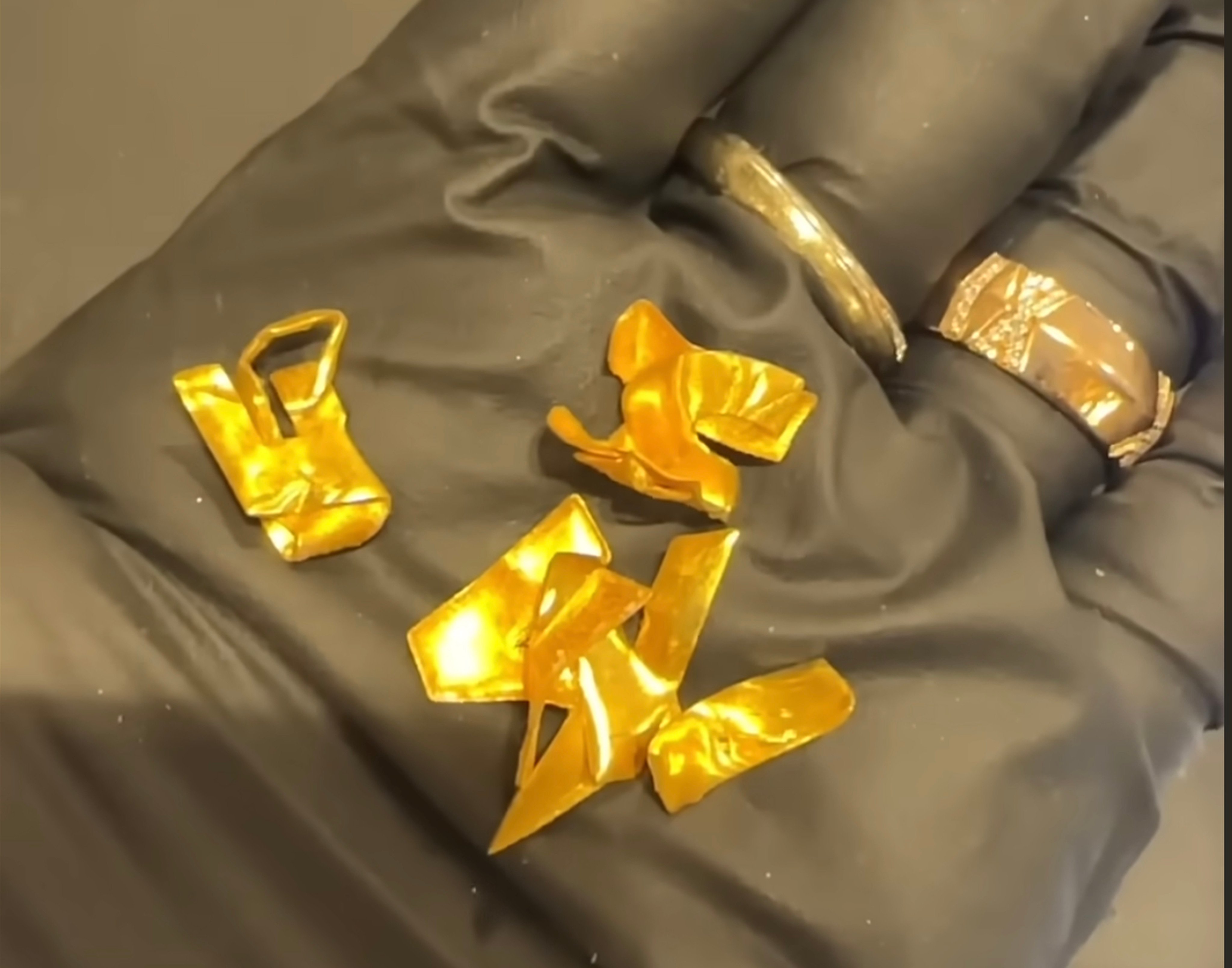 A gold shop owner examines gold letters taken from an LG air conditioner. Photo: YouTube/Ringring Unnie