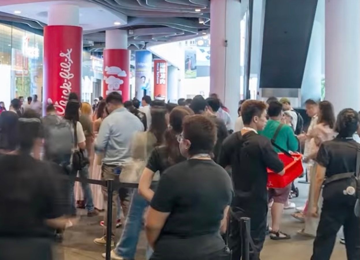 The opening of Chick-fil-A’s first outlet in Singapore on December 11 drew a long queue. Photo: YouTube/Chick-fil-A