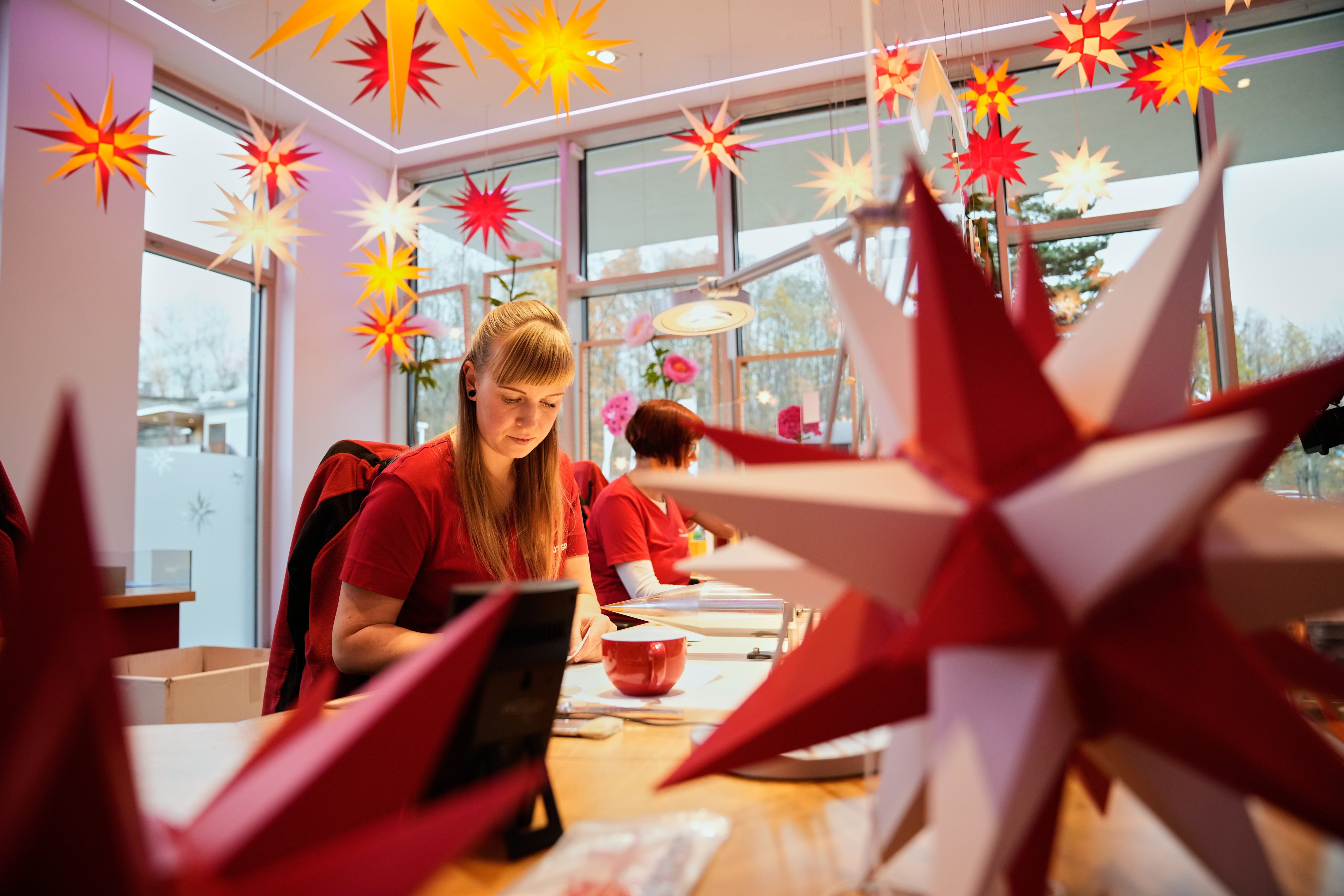 A woman works making Moravian stars at Herrnhuter Sterne, a Christmas star manufacturing company in Herrnhut, Germany. Photo: AP