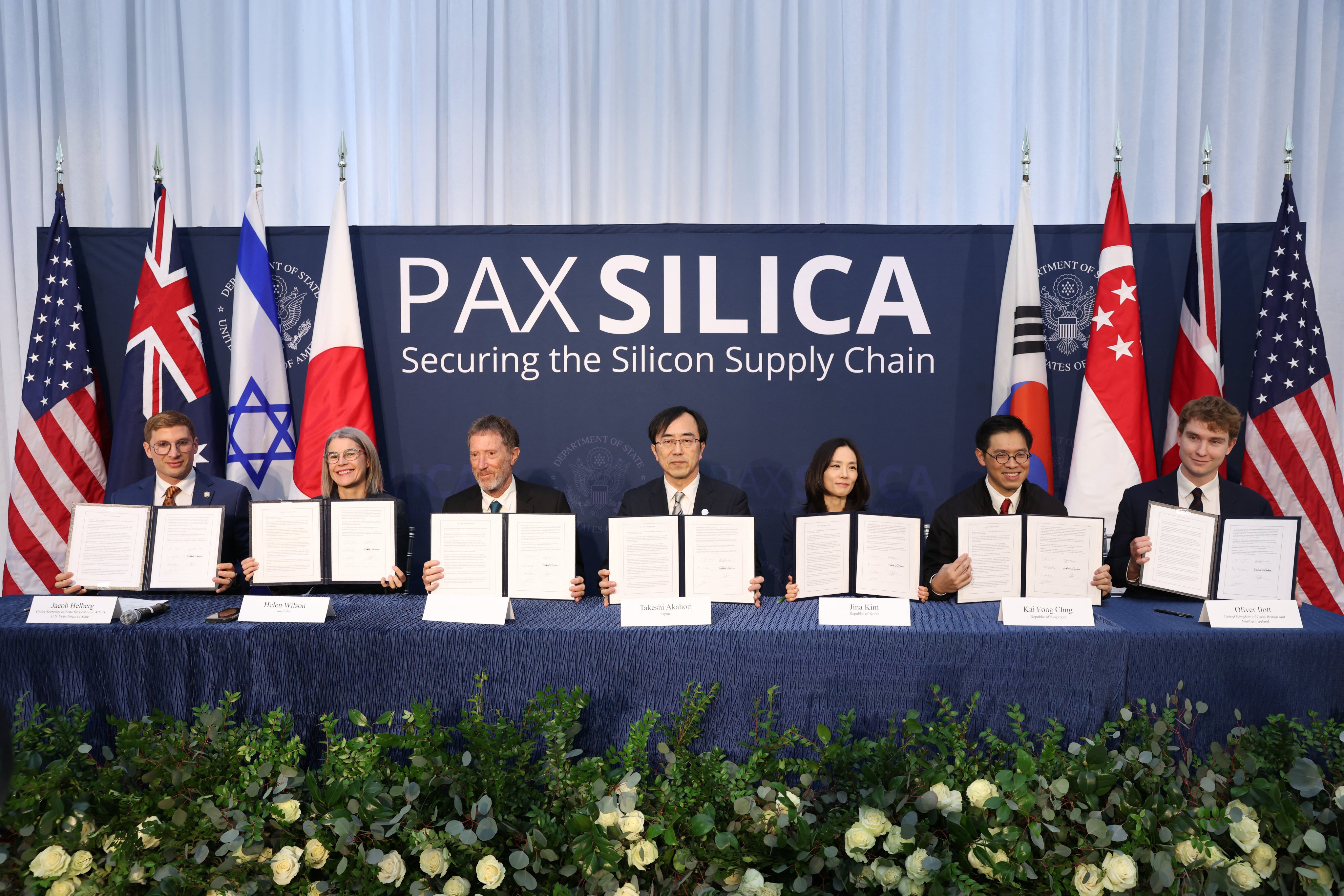 Representatives of the “Pax Silica” signatories hold signed documents at a summit held in Washington on December 12. Photo: Getty Images/AFP