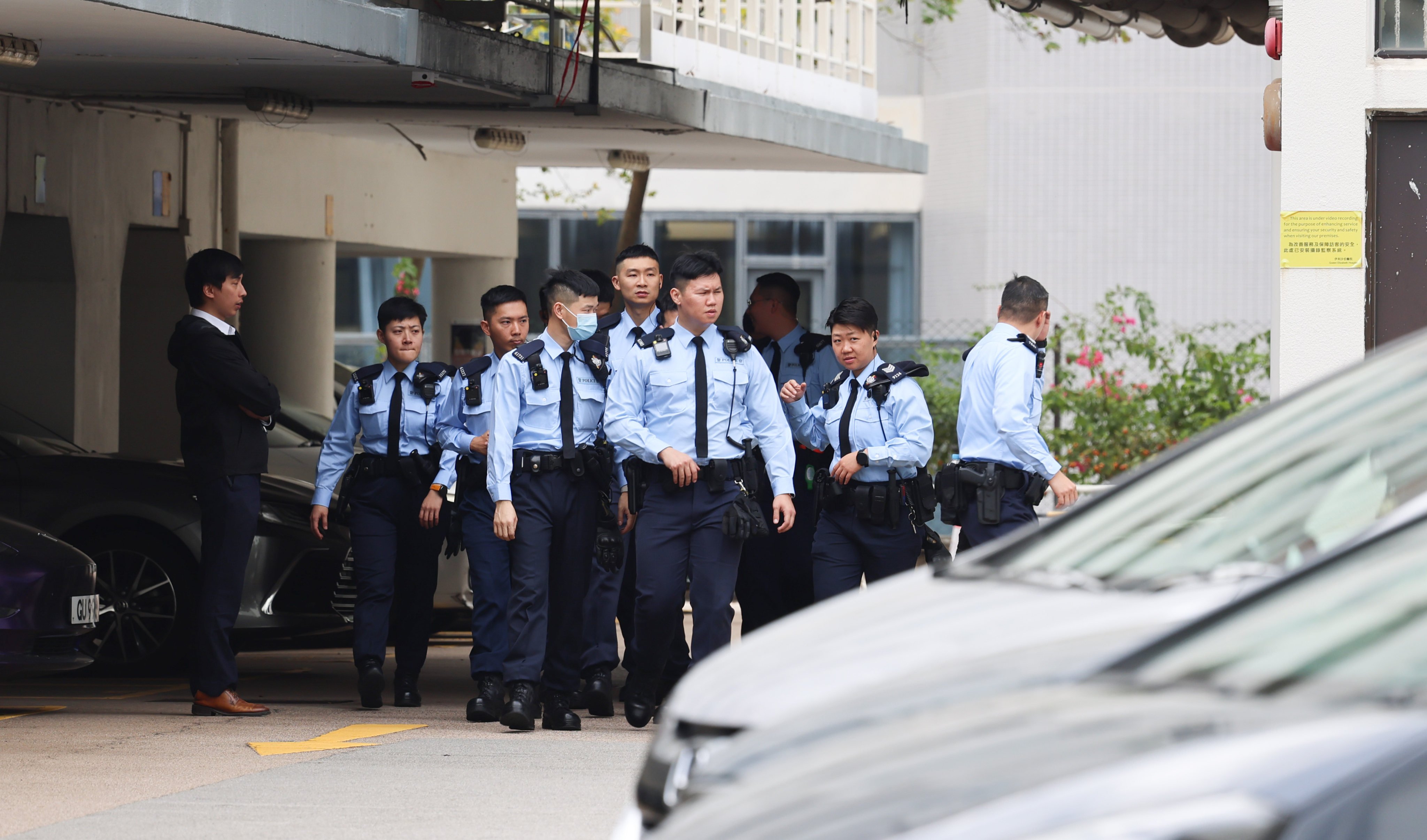 Police officers conduct a search operation at Queen Elizabeth Hospital after a robbery suspect fled while being escorted for treatment. Photo: Jelly Tse