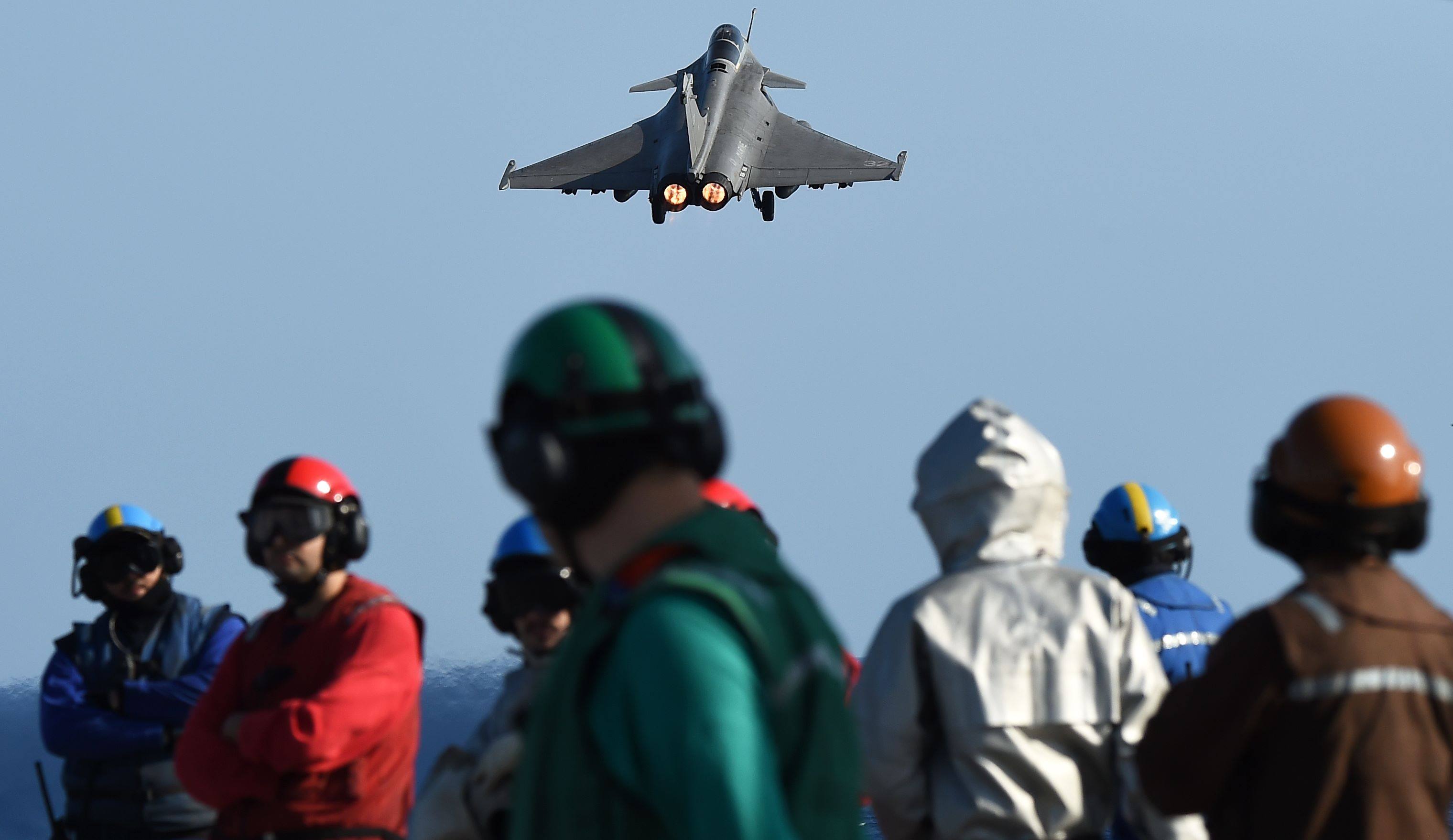 A Rafale fighter aircraft takes off from the French aircraft carrier Charles-de-Gaulle in the eastern Mediterranean Sea in 2015. Photo: AFP