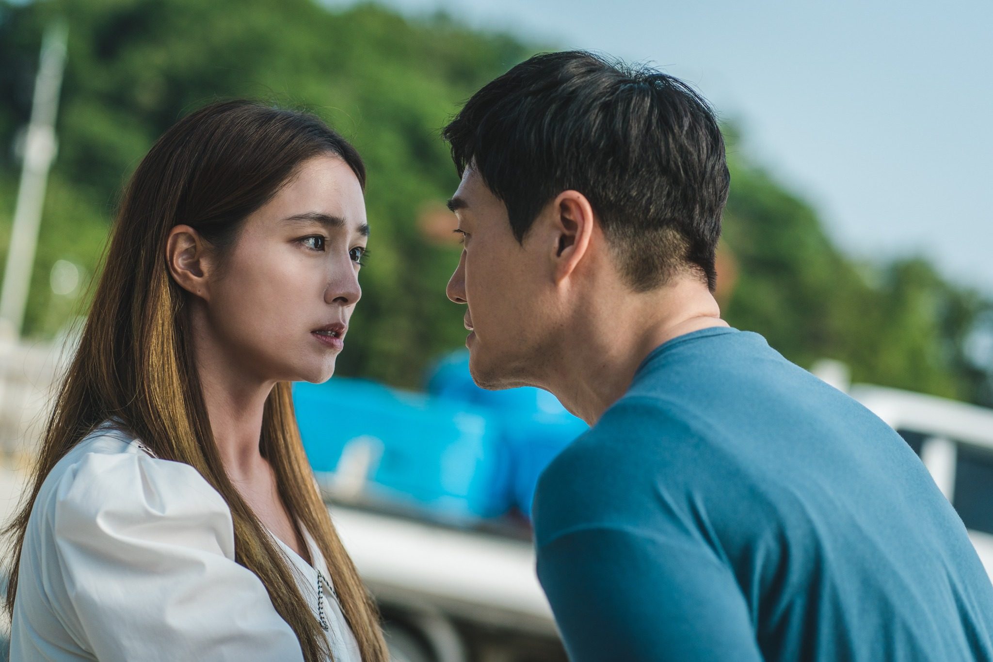 Lee Min-jung (left) as counterfeiter Han Su-hyun and Yoo Ji-tae as criminal mastermind J in a still from Villains.