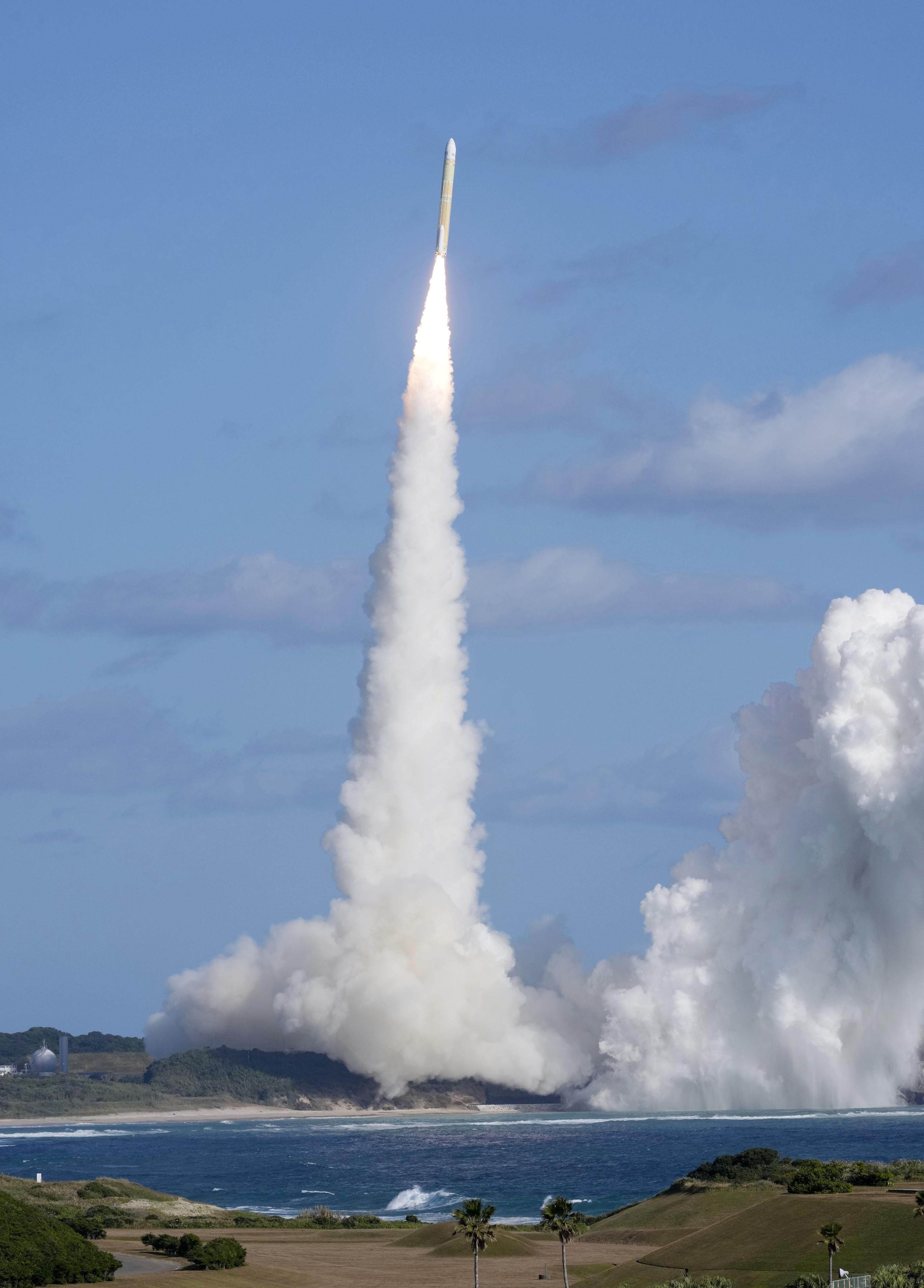 Japan’s H3 rocket carrying the Michibiki No 5 satellite lifts off from the Tanegashima Space Centre on Monday. Photo: Kyodo