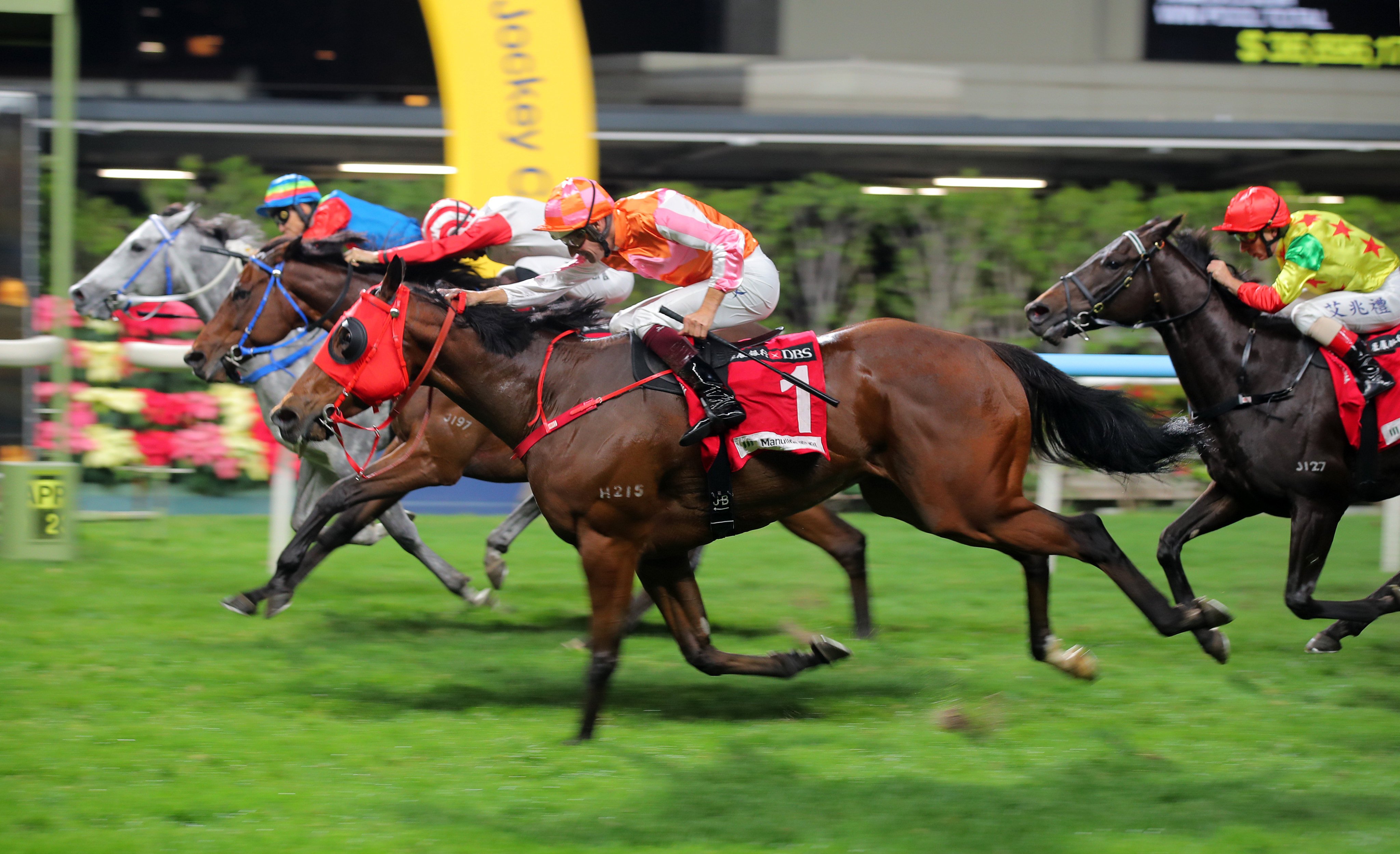 Kaholo Angel (far side) dead-heats with Helene Feeling (1). Photos: Kenneth Chan