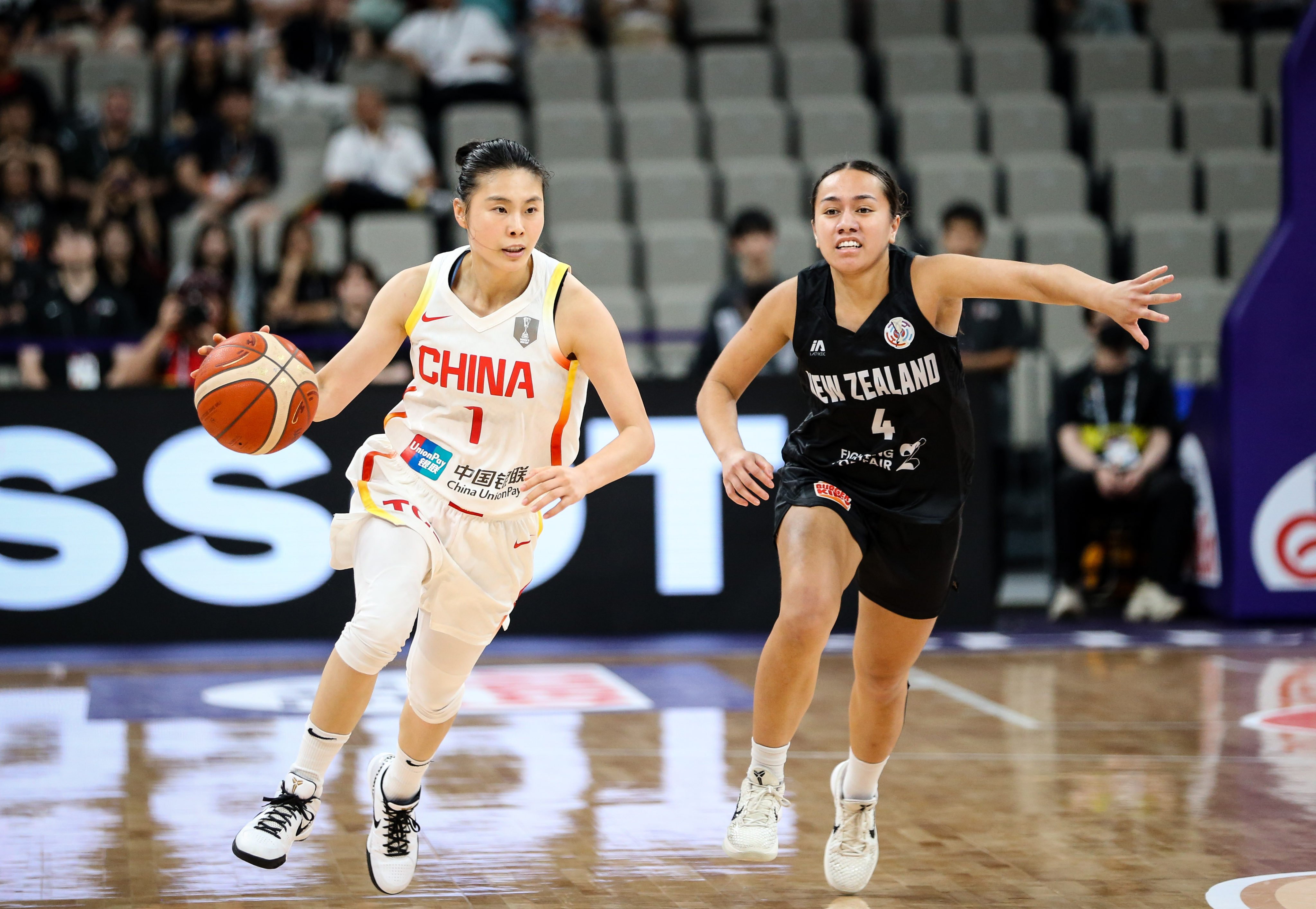 In the fake video, the manipulated image of Wang Siyu (left) claims to have carried China during the 2025 FIBA Women’s Asia Cup. Photo: Getty Images