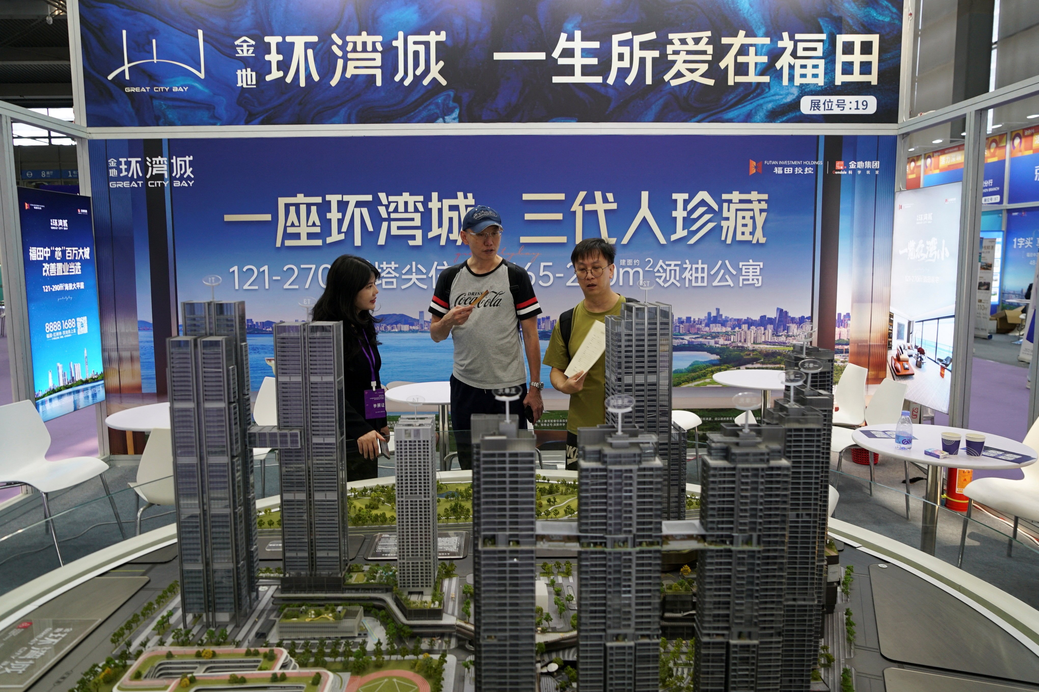 A property agent talks with customers at a property fair in Shenzhen, October 12, 2024. Photo: Reuters