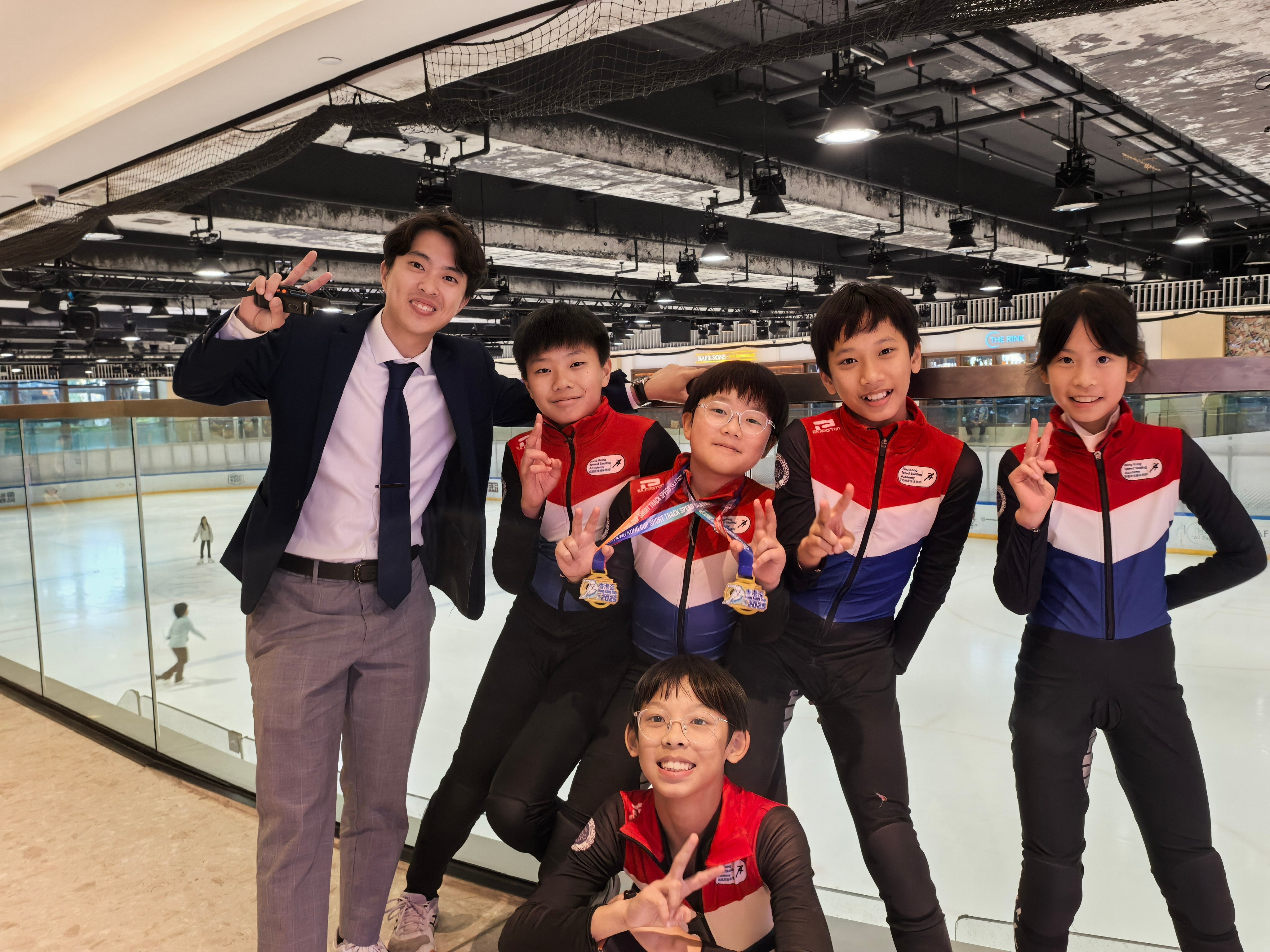 Hong Kong’s 2022 Olympics speed skater Sidney Chu with several young skaters, including Jamie Wan (second from right), at the Hong Kong Cup in Discovery Bay on Tuesday. Photo: Ada Li