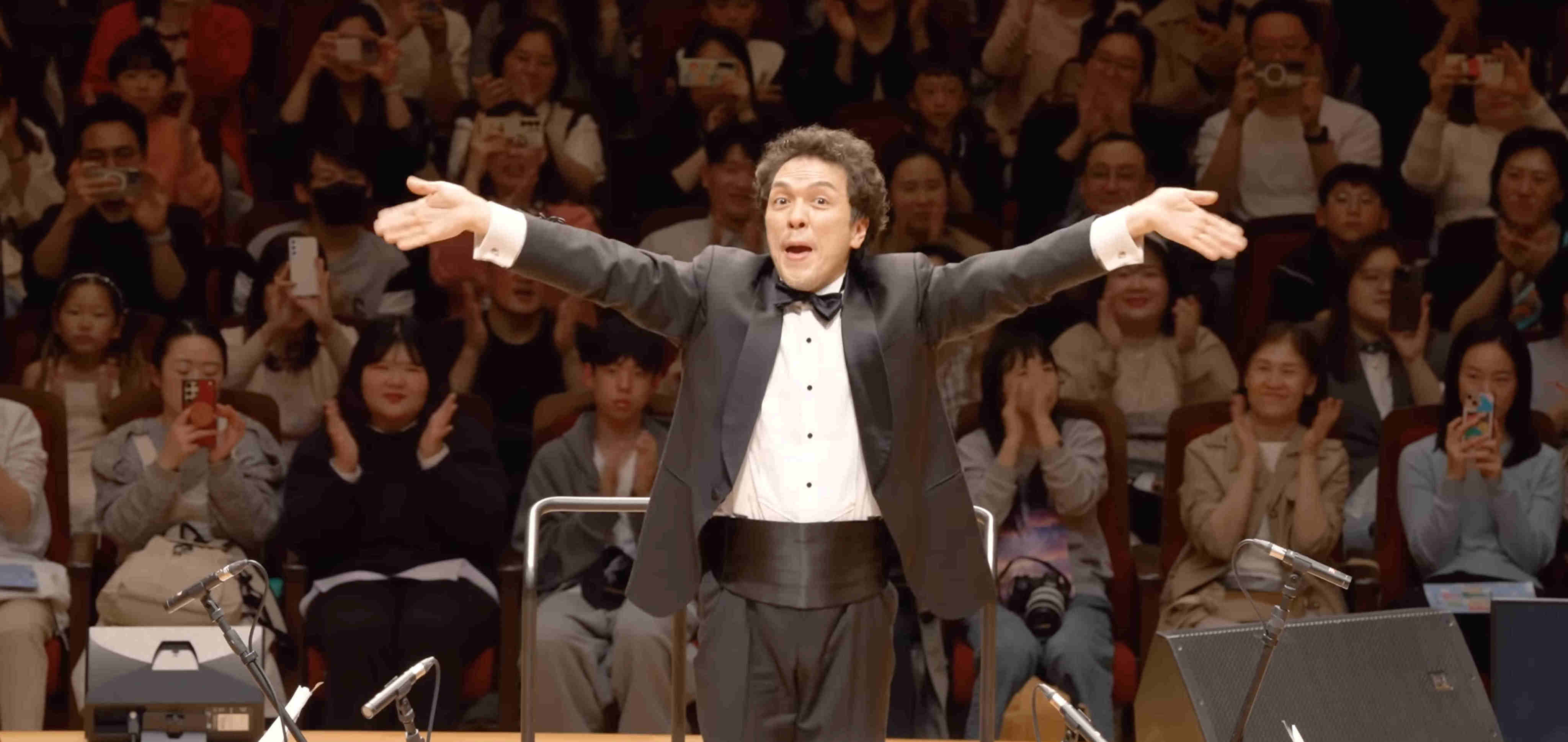 South Korea’s “dancing conductor” Baek Yoon-hak uses his energy-filled moves to get the whole audience joining in.