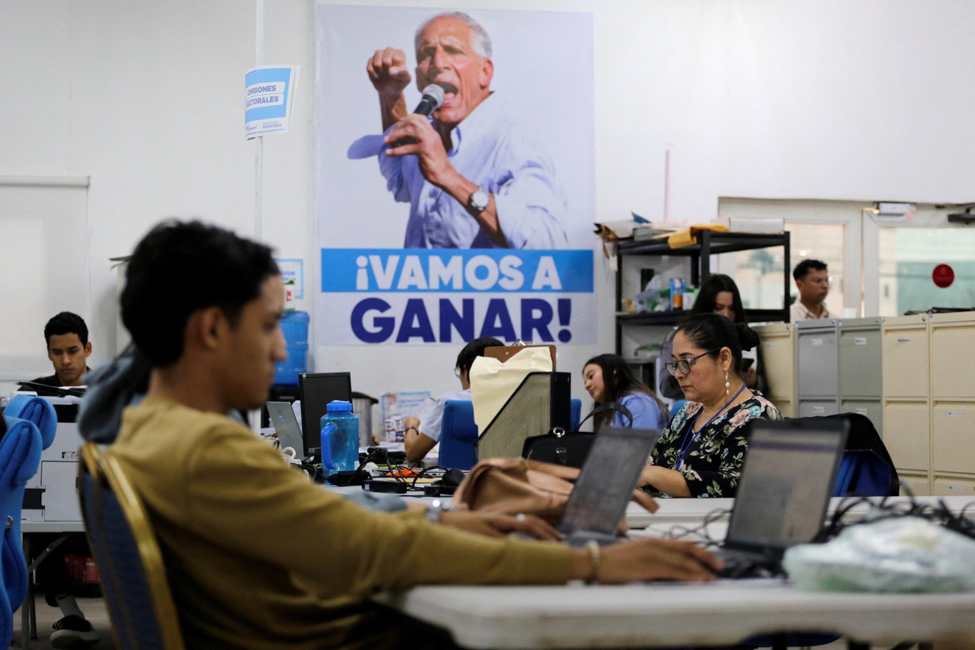 Nasry Asfura’s staff take part in the recount of electoral records in Tegucigalpa, Honduras, on December 17. Photo: Reuters