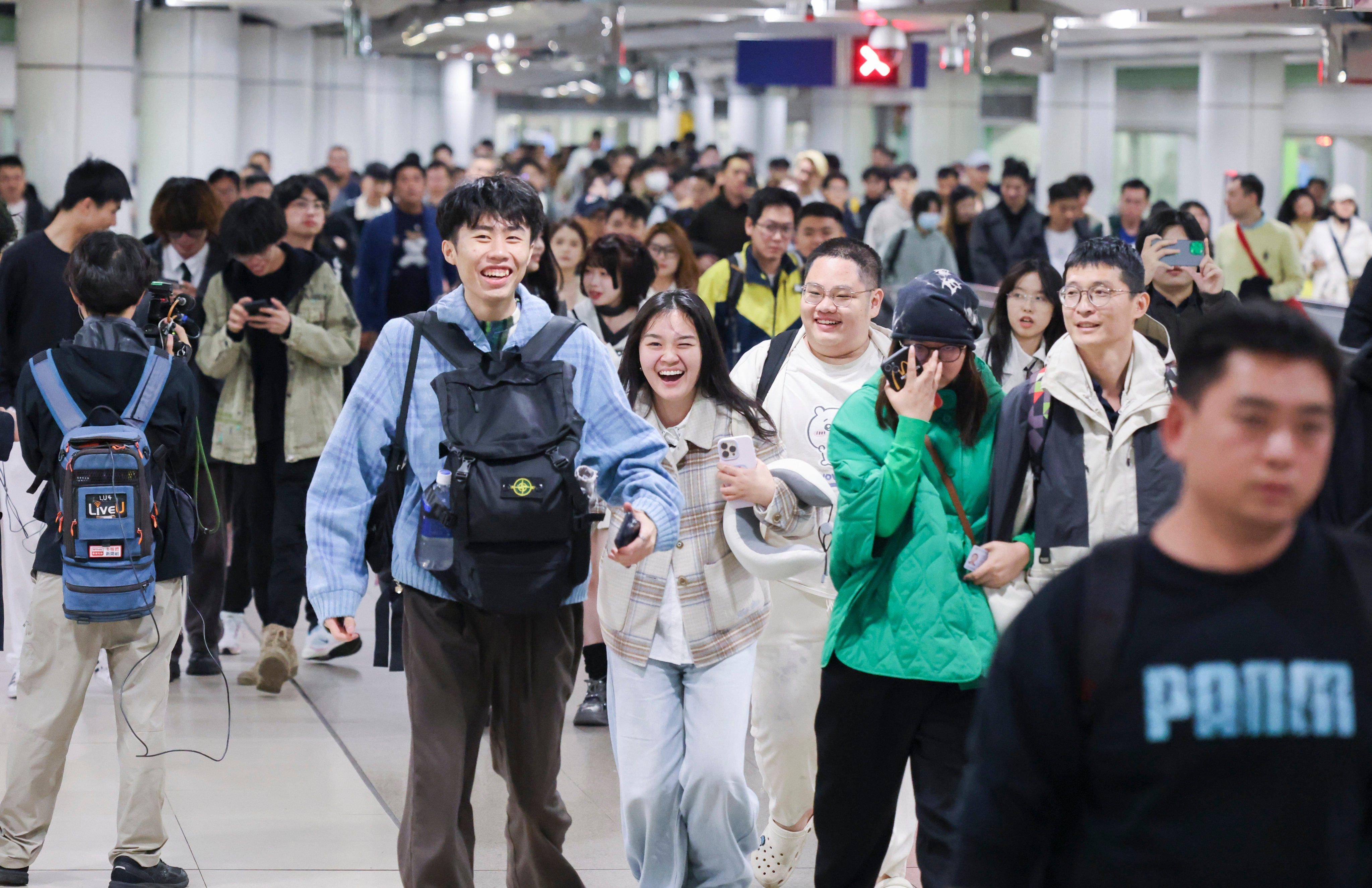 Rail passengers return to the mainland via Lo Wu control point after midnight on New Year’s Day this year. Photo: Nora Tam