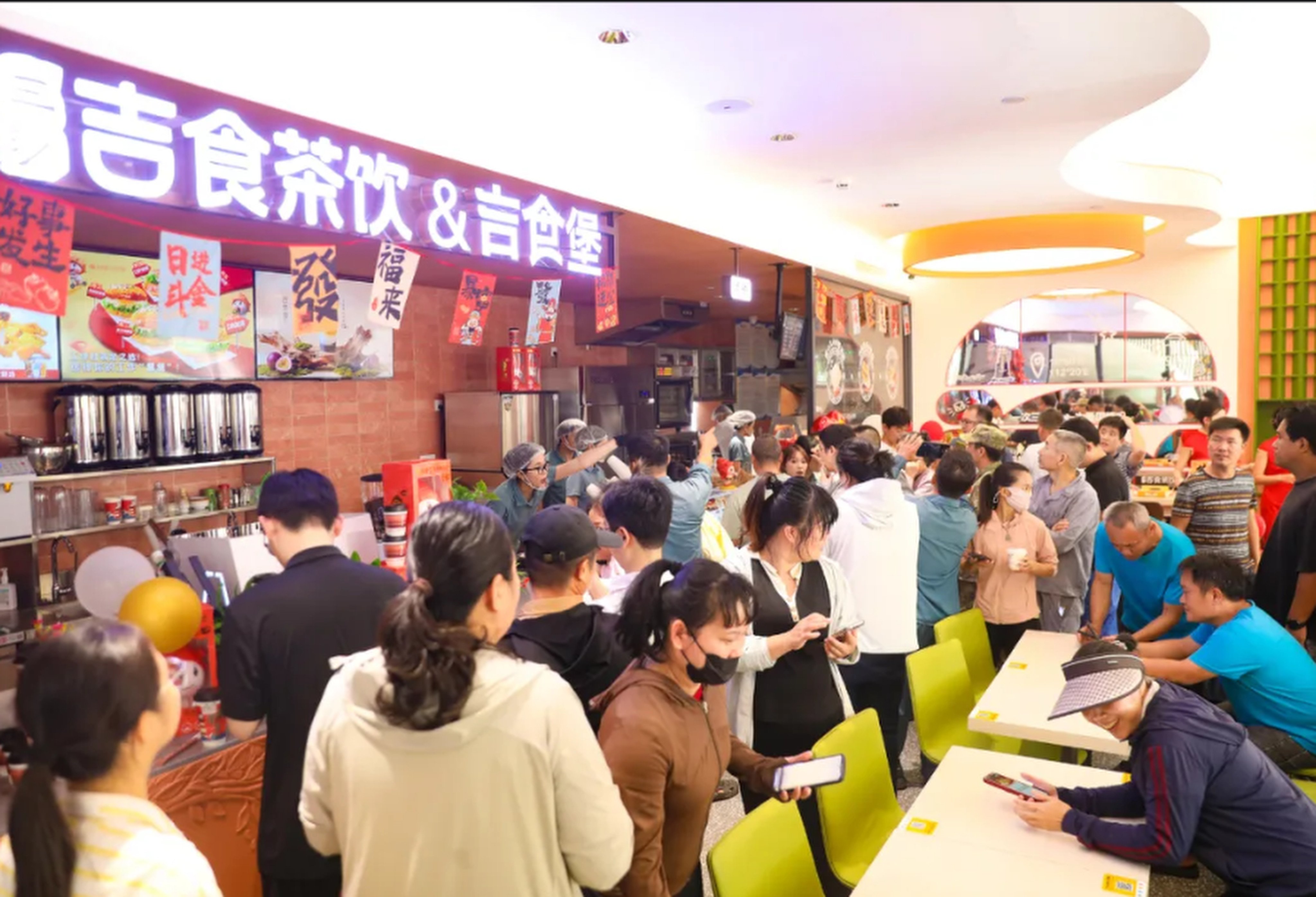 A packed fast-food restaurant at the Sansha City Commercial Centre as it opens for business on Thursday. Photo: QQ.com