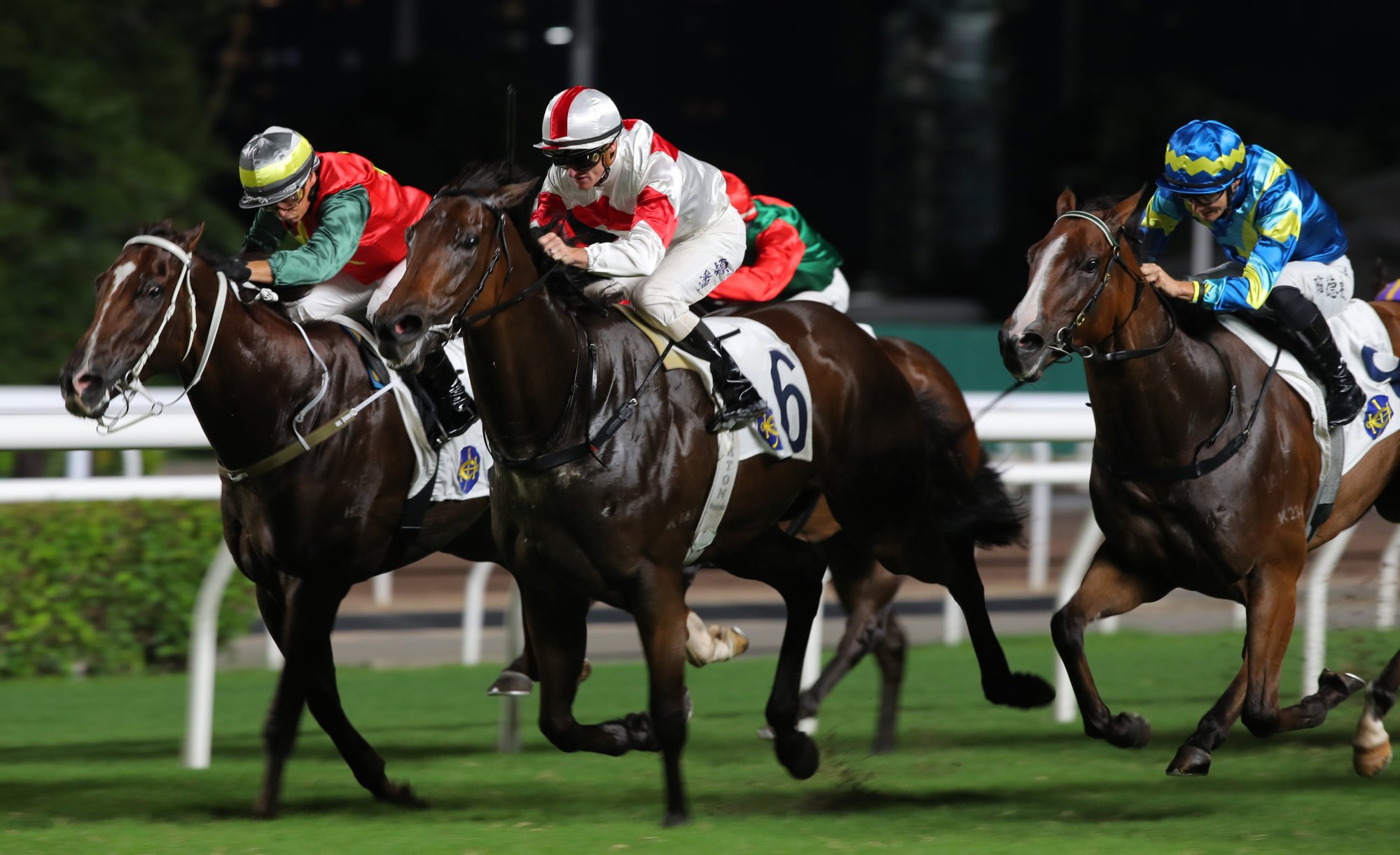 Magnifique (centre) scores in July under Zac Purton.