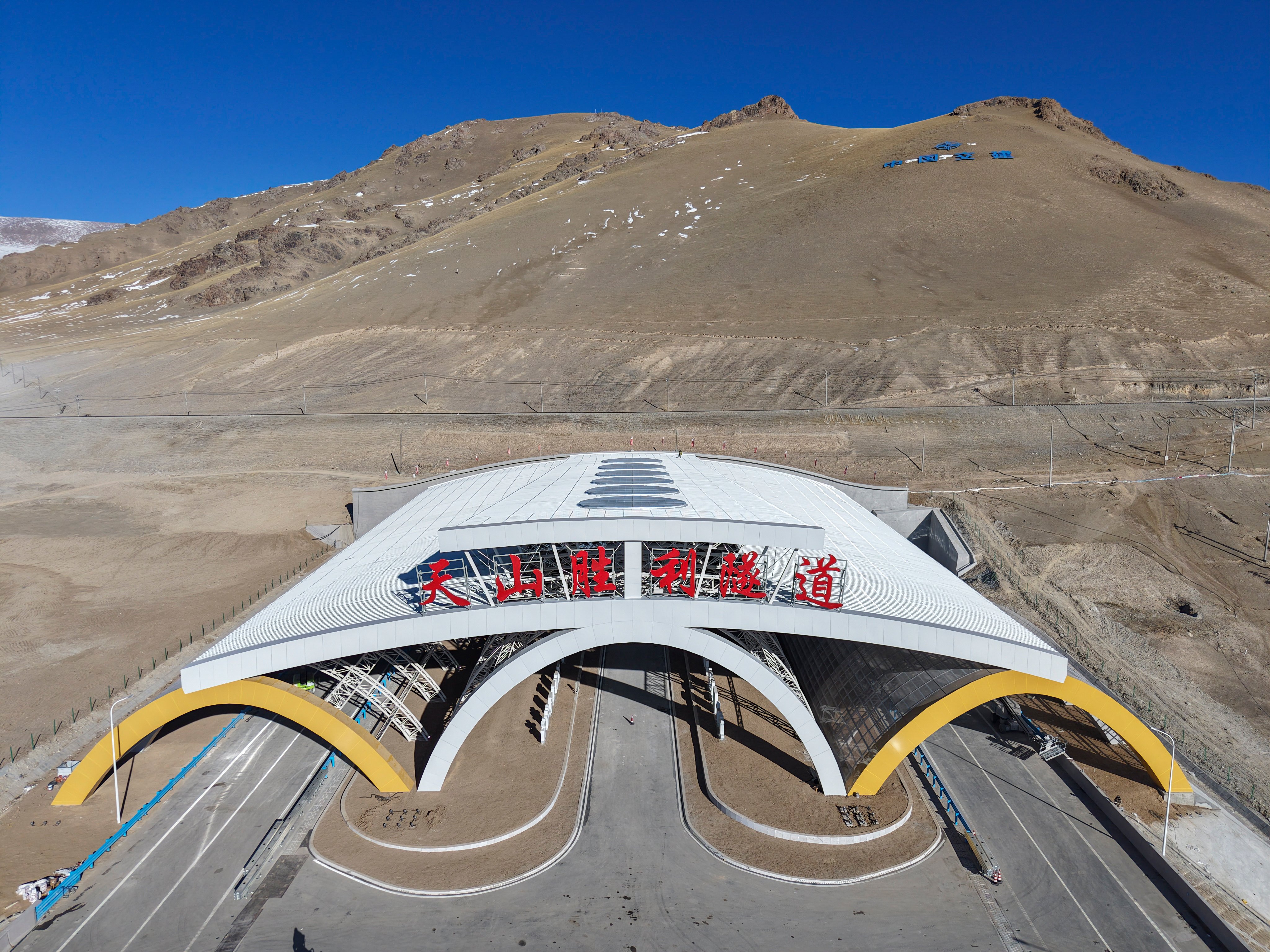 The Tianshan Shengli Tunnel on the Urumqi-Yuli Expressway in Xinjiang Uygur Autonomous Region is open to traffic. Photo: Xinhua