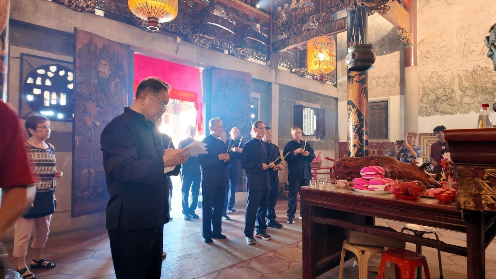 The Khoo elders observe the Tung Chen prayer ceremony in the ancestral hall of the Long San Tong Khoo Kongsi on December 20. Photo: Ushar Daniele