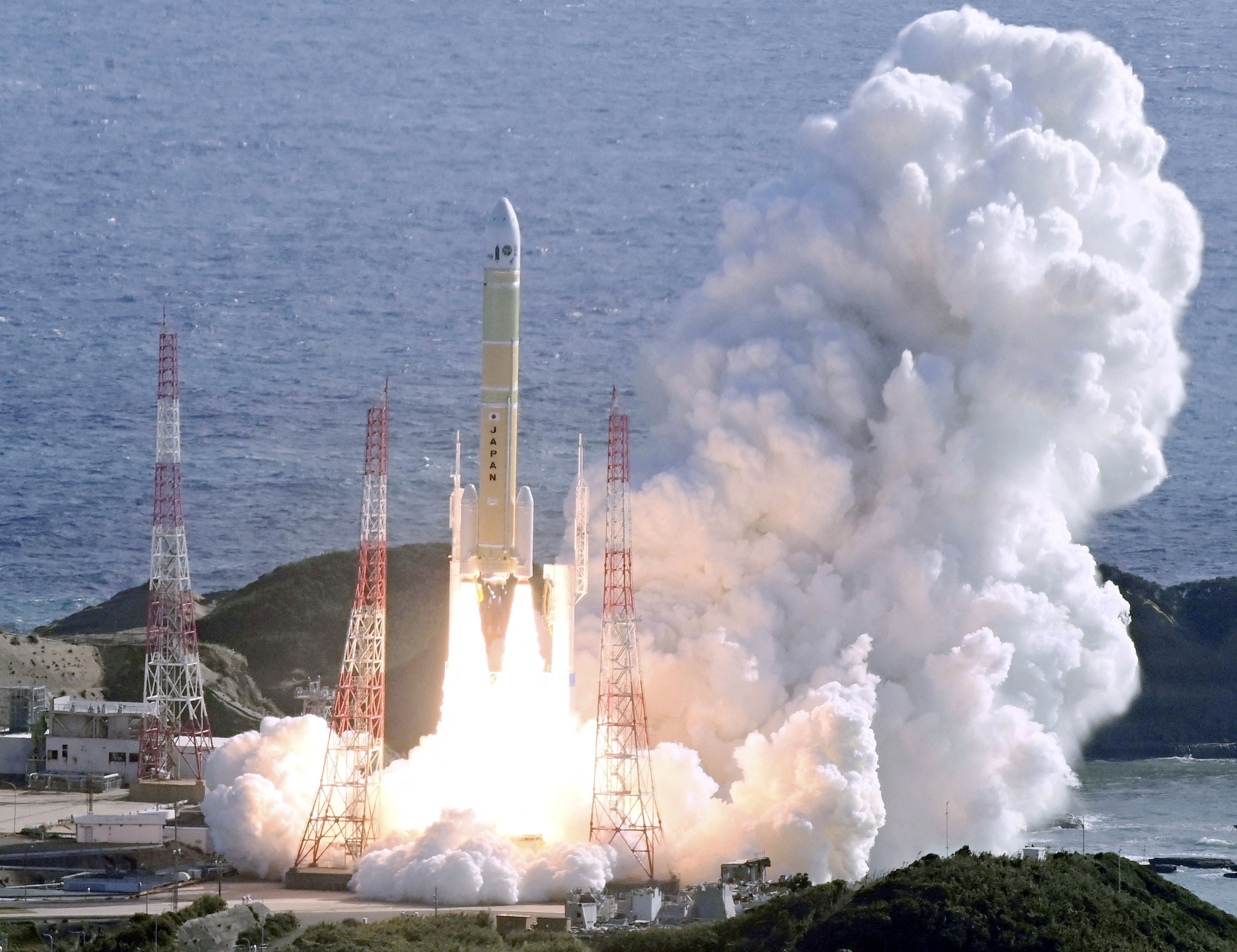 Japan’s H3 rocket carrying the Michibiki No 5 satellite lifts off from the Tanegashima Space Centre on Monday. Photo: Kyodo/Reuters