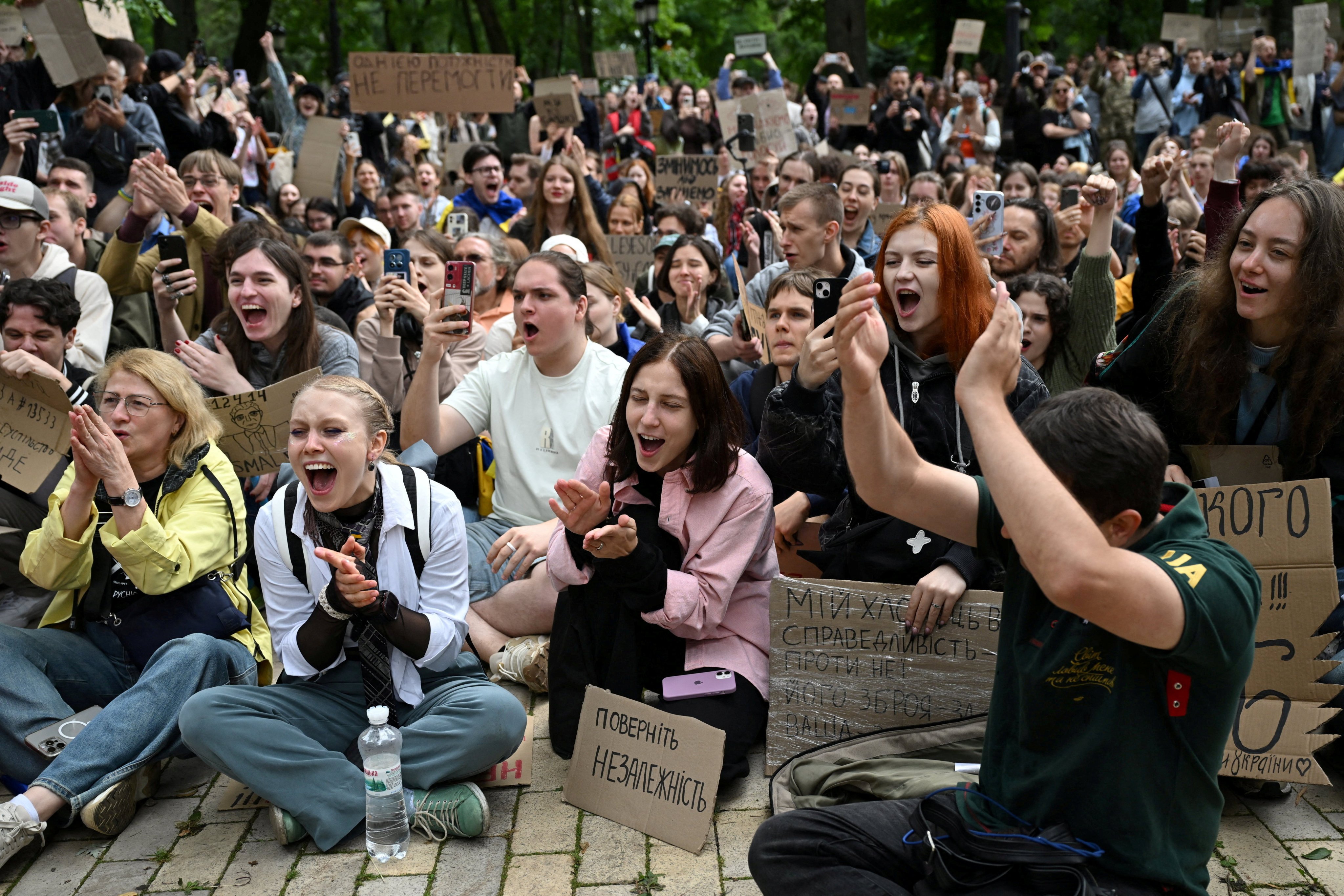 Participants at a rally react   after Ukrainian lawmakers vote to reinstate the independence of anti-corruption bodies on July 31. Photo: Reuters