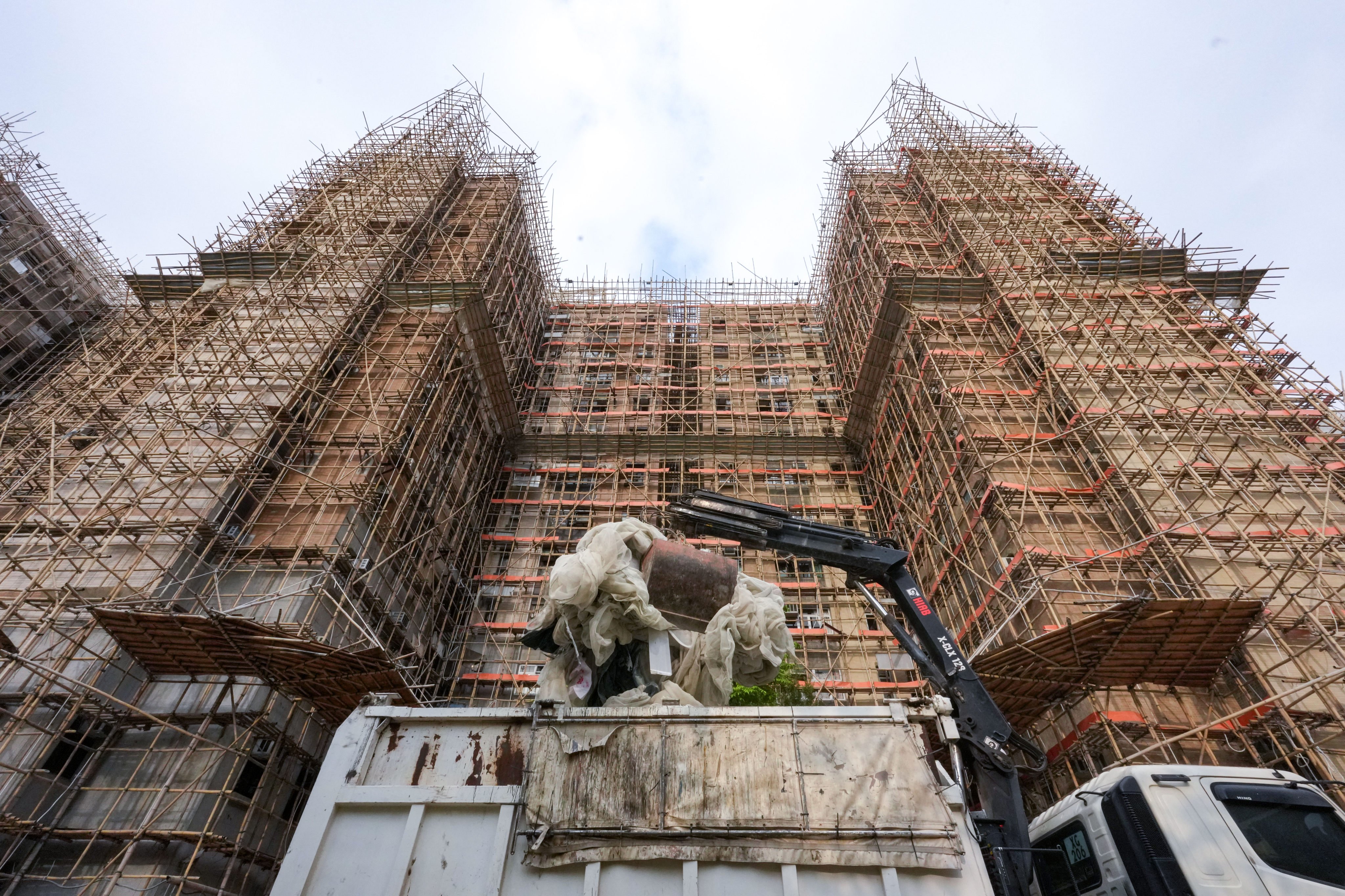 Scaffolding mesh is cleared from a building in Cheung Sha Wan. Photo: Jelly Tse