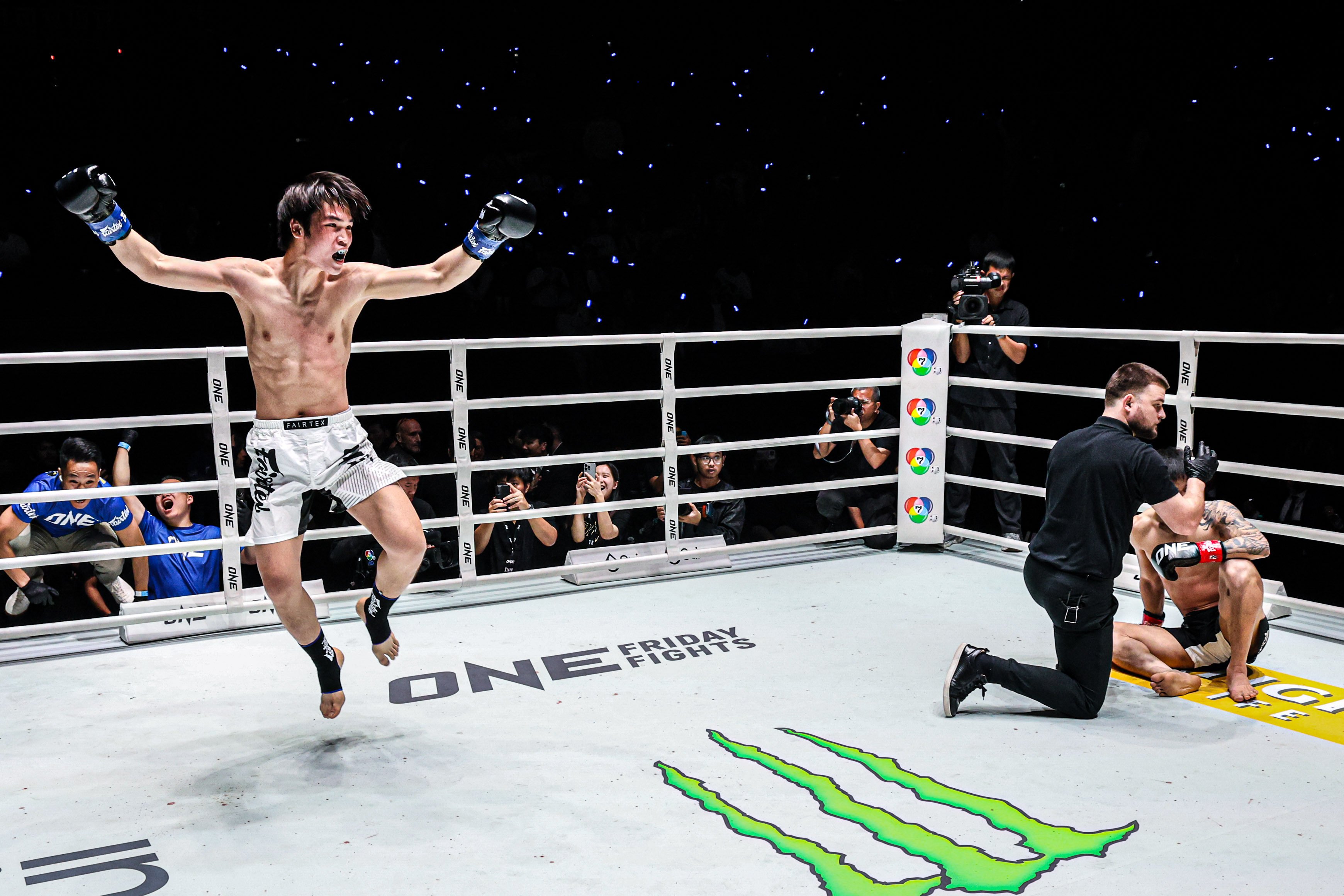 Liu Mengyang (left) beat Tawanchai PK Saenchai in just 52 seconds at Bangkok’s Lumpinee Stadium on December 19. Photo: Handout