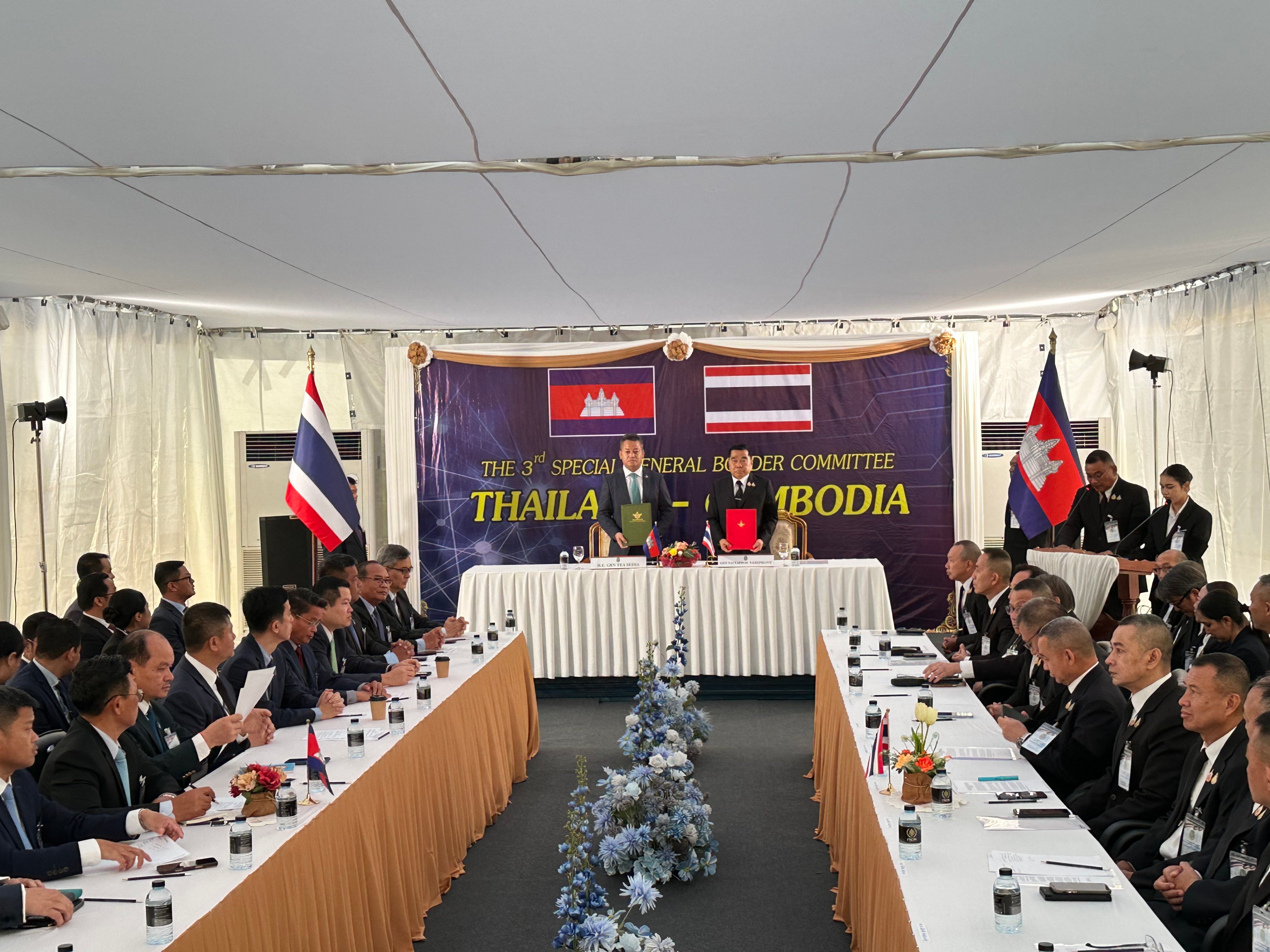 Thai and Cambodian defence ministers sign a ceasefire agreement at a border checkpoint in Chanthaburi province, Thailand, on Saturday. Photo: Xinhua