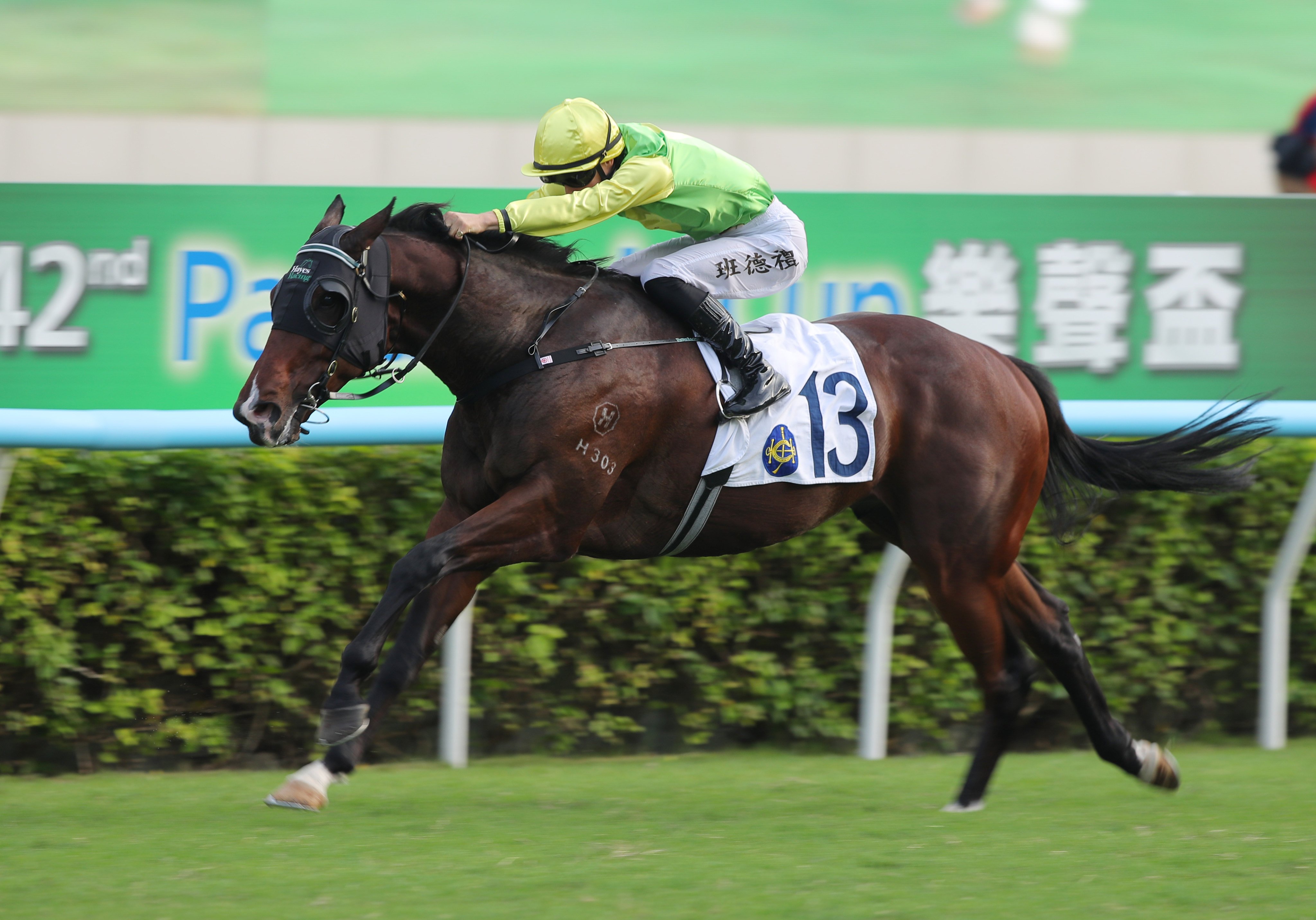 Harry Bentley guides Tomodachi Kokoroe to victory in the Group Two Premier Bowl. Photos: Kenneth Chan