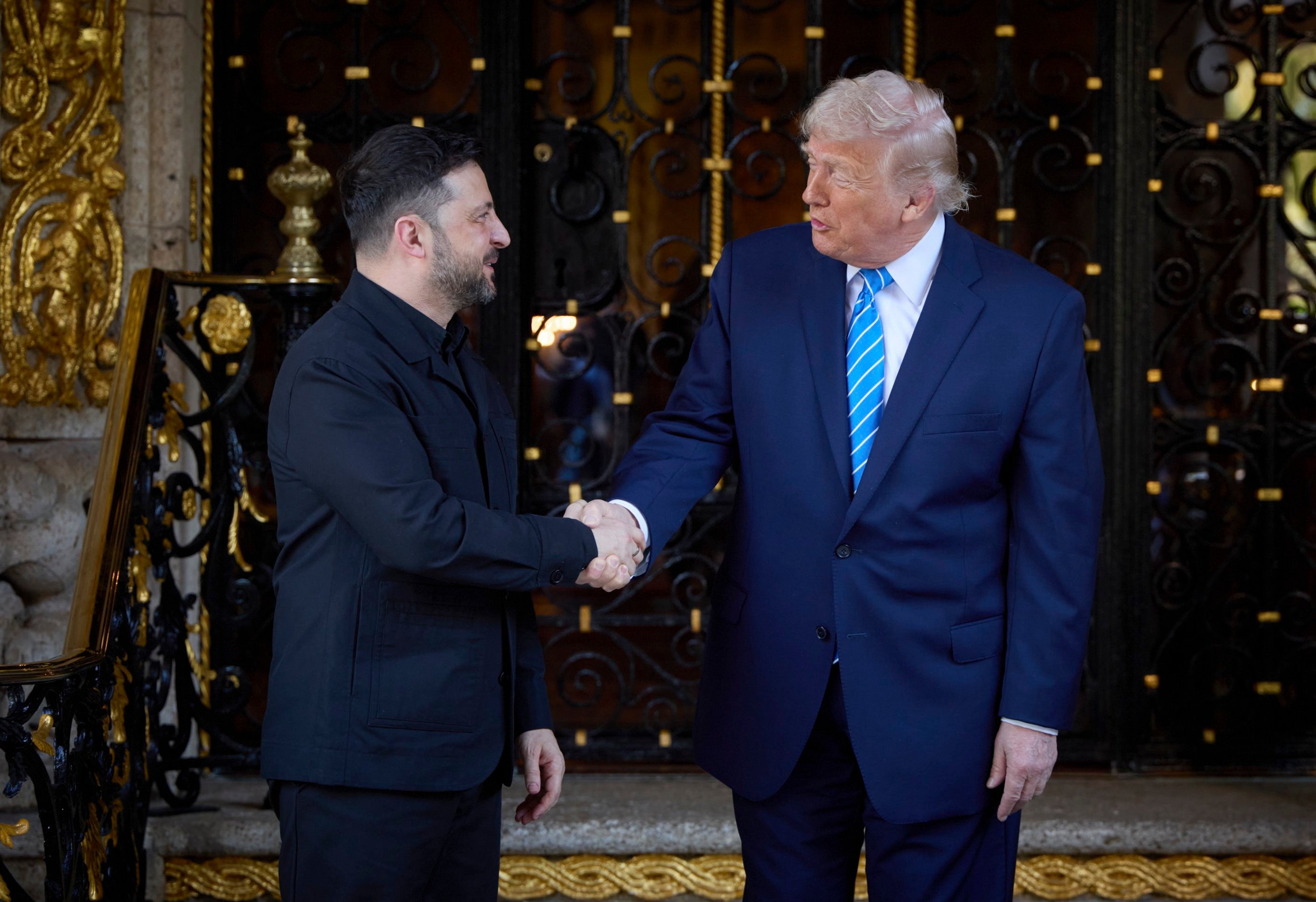 US President Donald Trump (right) meets with Ukrainian President Volodymyr Zelensky in Florida on Sunday. Photo: EPA/Presidential Press Service
