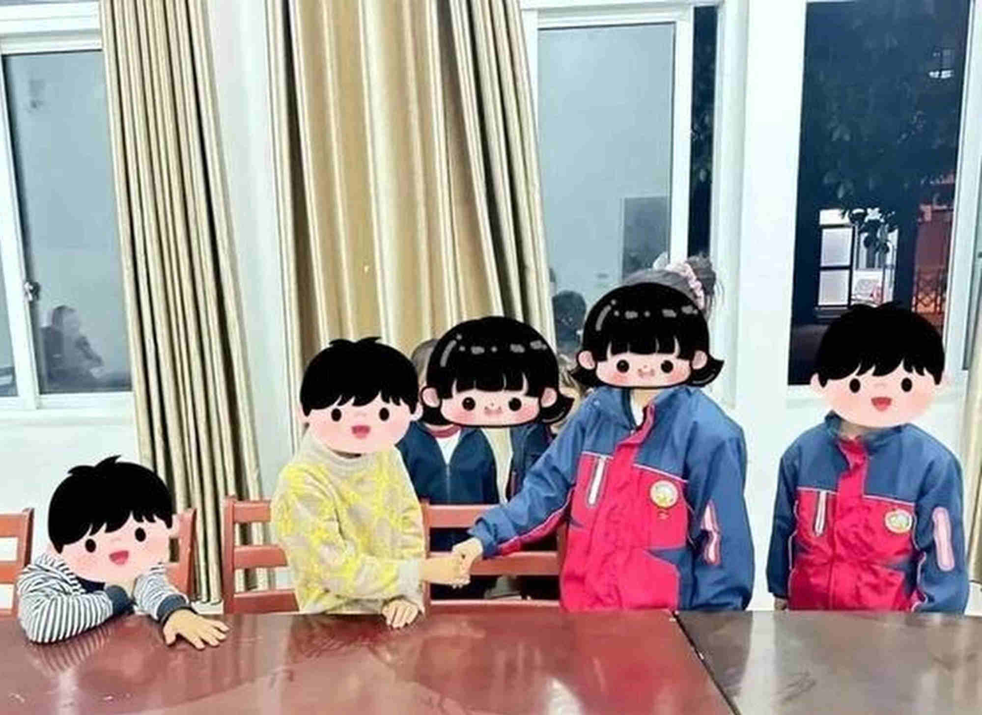 After 30 minutes of mediation, the children began to empathise with one another, ultimately resolving their disagreement with a handshake. Photo: Sina.com