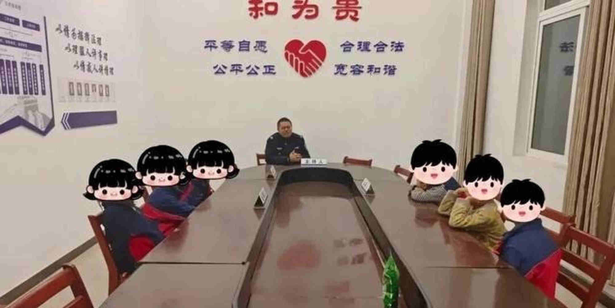 Officer Guo Guanwei invited them into the station’s mediation room, approaching their dispute with the same gravity he applied to any other case he had handled. Photo: Sina.com