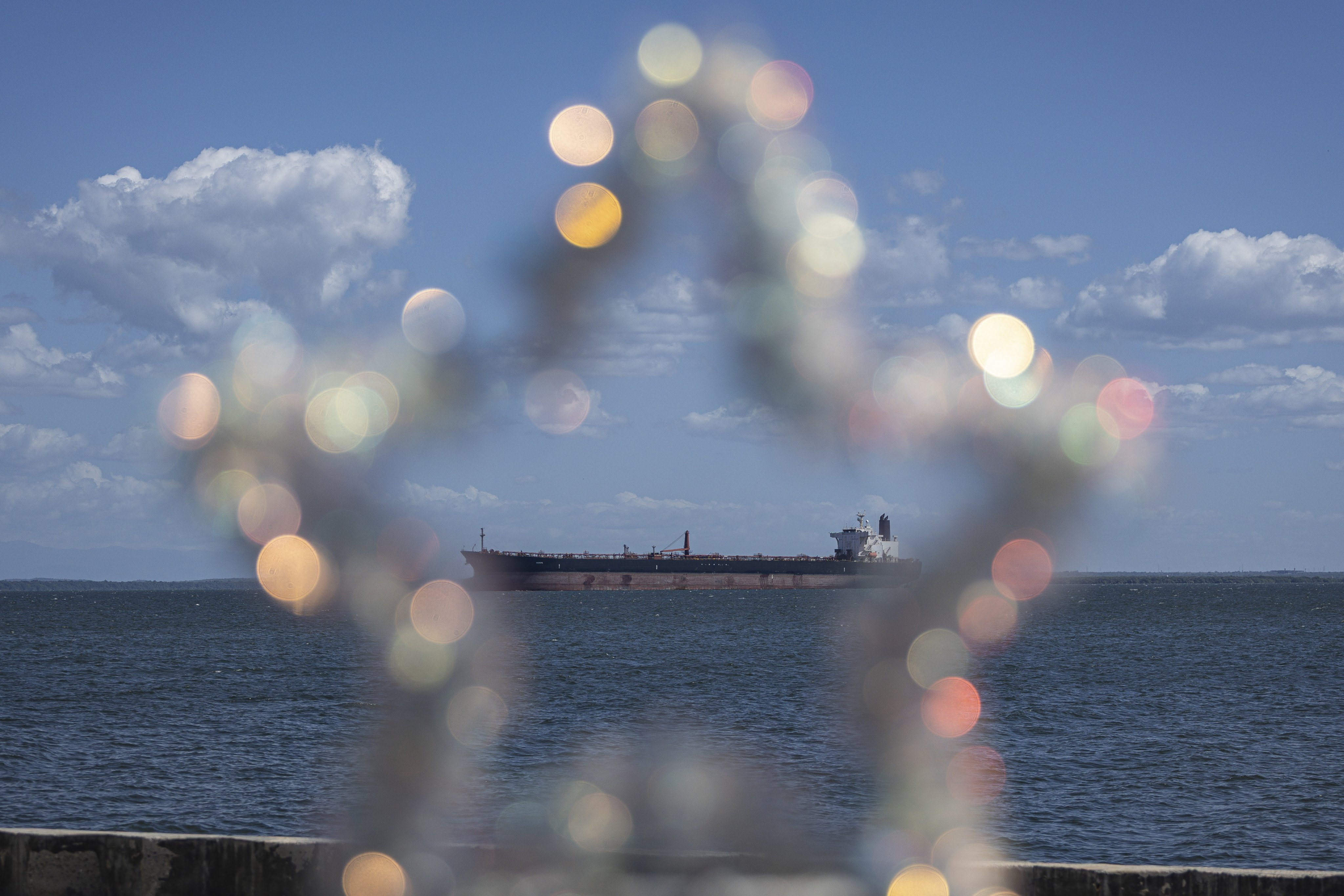 An oil tanker sails on Lake Maracaibo in Maracaibo, Venezuela, on December 18. Photo: EPA