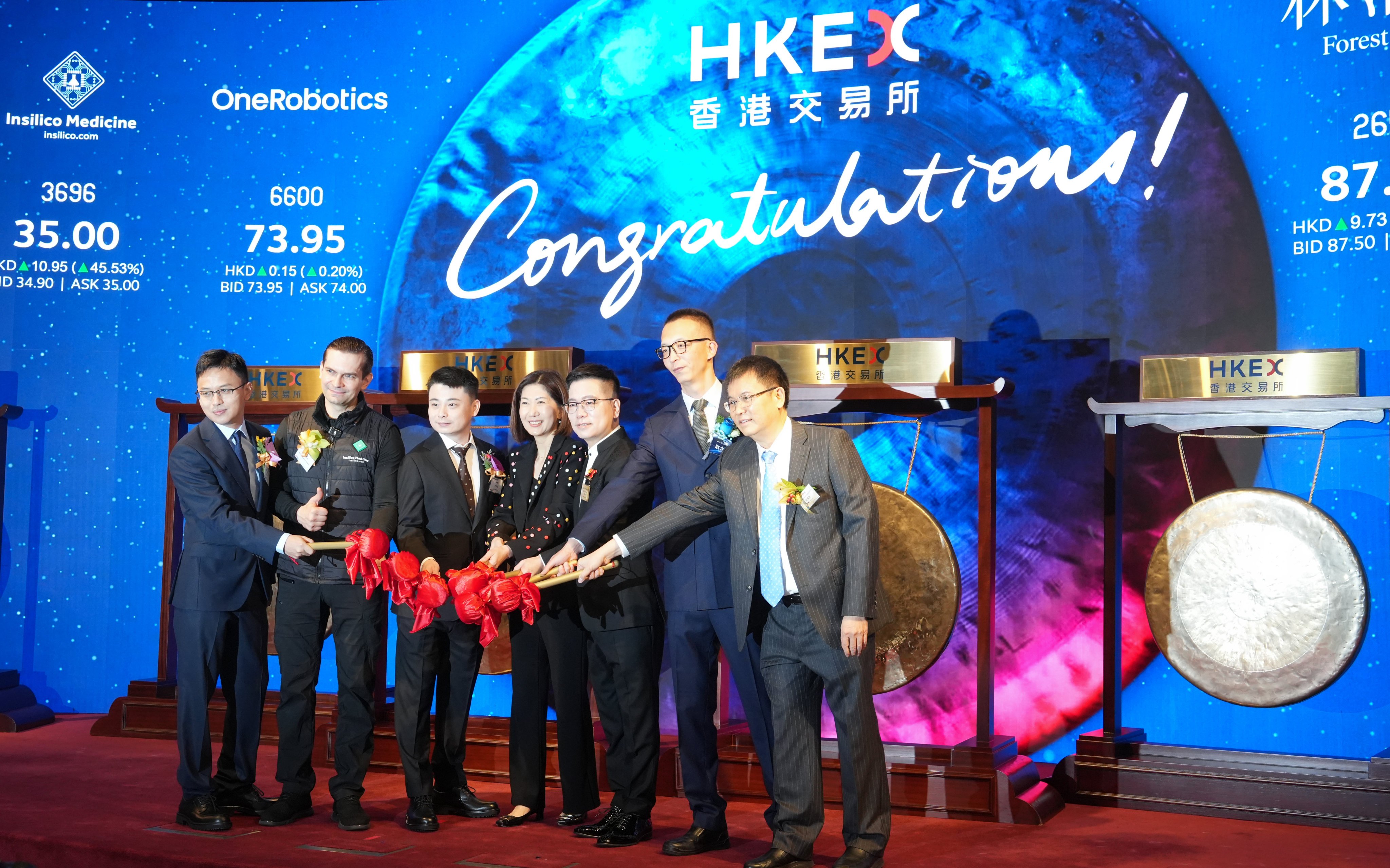Bonnie Chan Yiting (centre), CEO of Hong Kong Exchanges and Clearing, with (left to right) Li Yi, chairman of Beijing 51WORLD Digital Twin Technology; Alex Zhavoronkov, chairman and CEO of Insilico Medicine; Li Zhichen, chairman and CEO of OneRobotics (Shenzhen); Sun Laichun, chairman of Shanghai Forest Cabin Cosmetics Group; Geng Dawei, executive director and general manager of Shenzhen Xunce Technology; and Brian B.Y.Chen, chairman of USAS Building System (Shanghai). The six companies began trading on the Hong Kong exchange on December 30. Photo: Sun Yeung