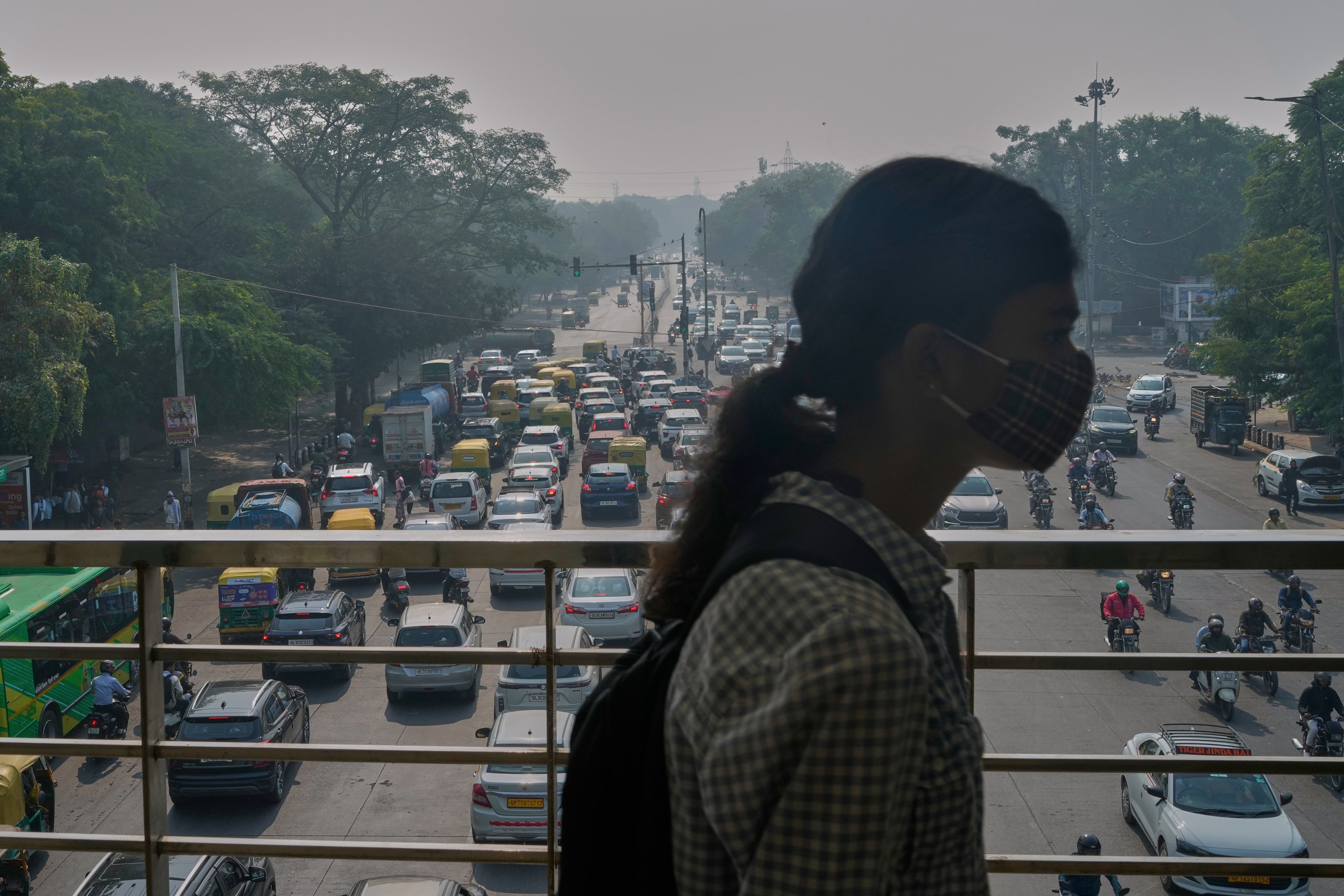A girl wears a face mask amid smog in India’s capital city, New Delhi. Photo: AP