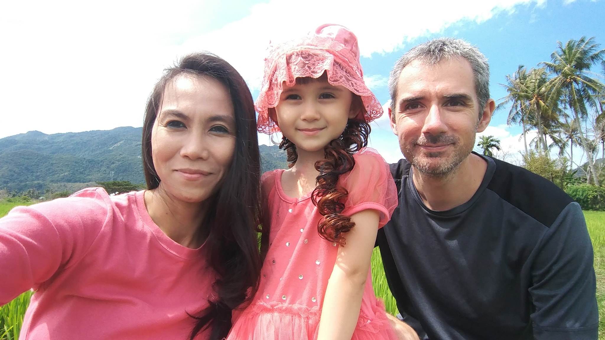 Stranded in Kuala Lumpur, Frida Pigny (left) found unexpected kindness from a Malaysian woman, who helped her family reach the airport on time. Photo: Facebook/aljamalulai