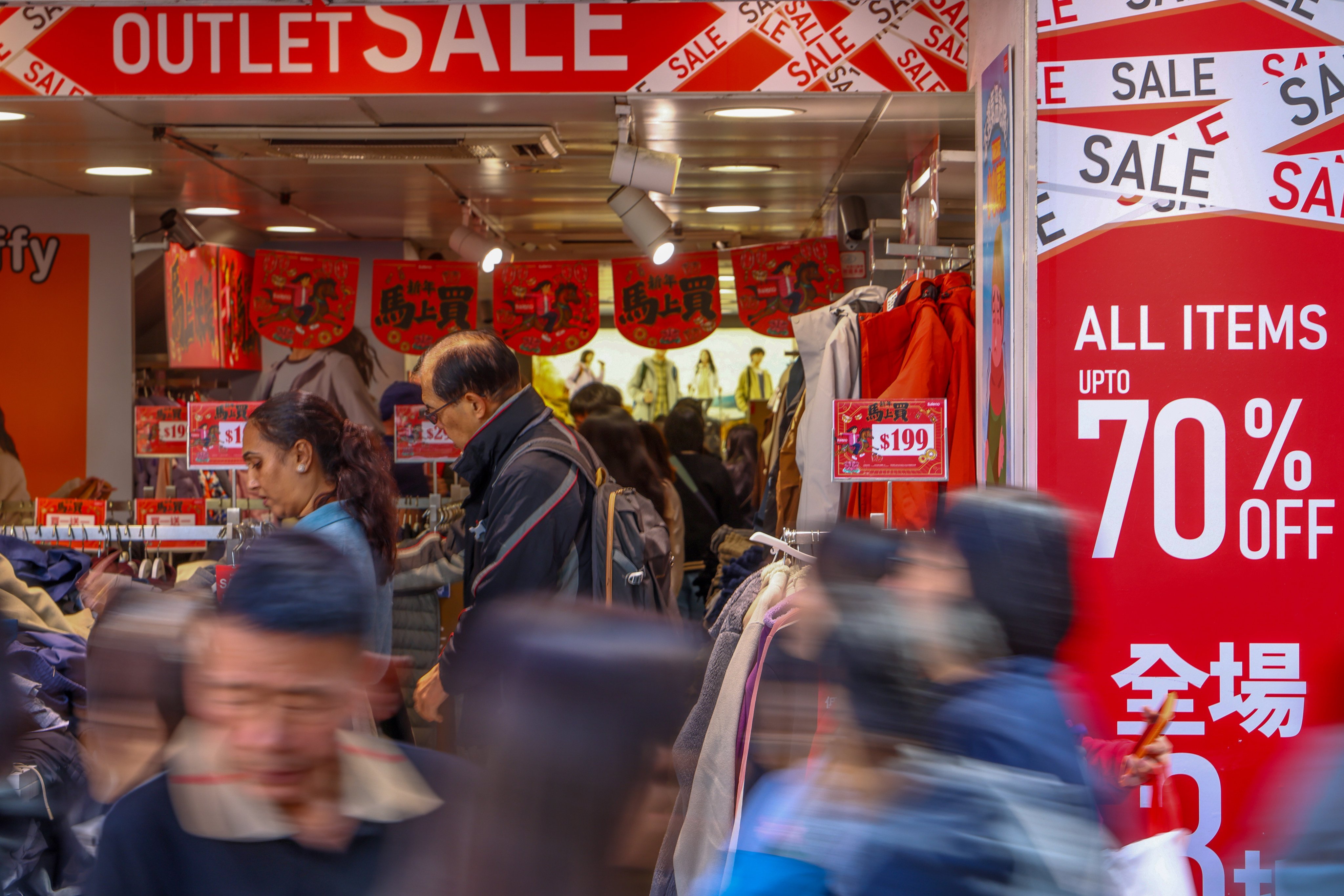 Shoppers at Tsim Sha Tsui. Hong Kong’s retail sales “sustained its recovery momentum” in November, authorities say. Photo: Dickson Lee