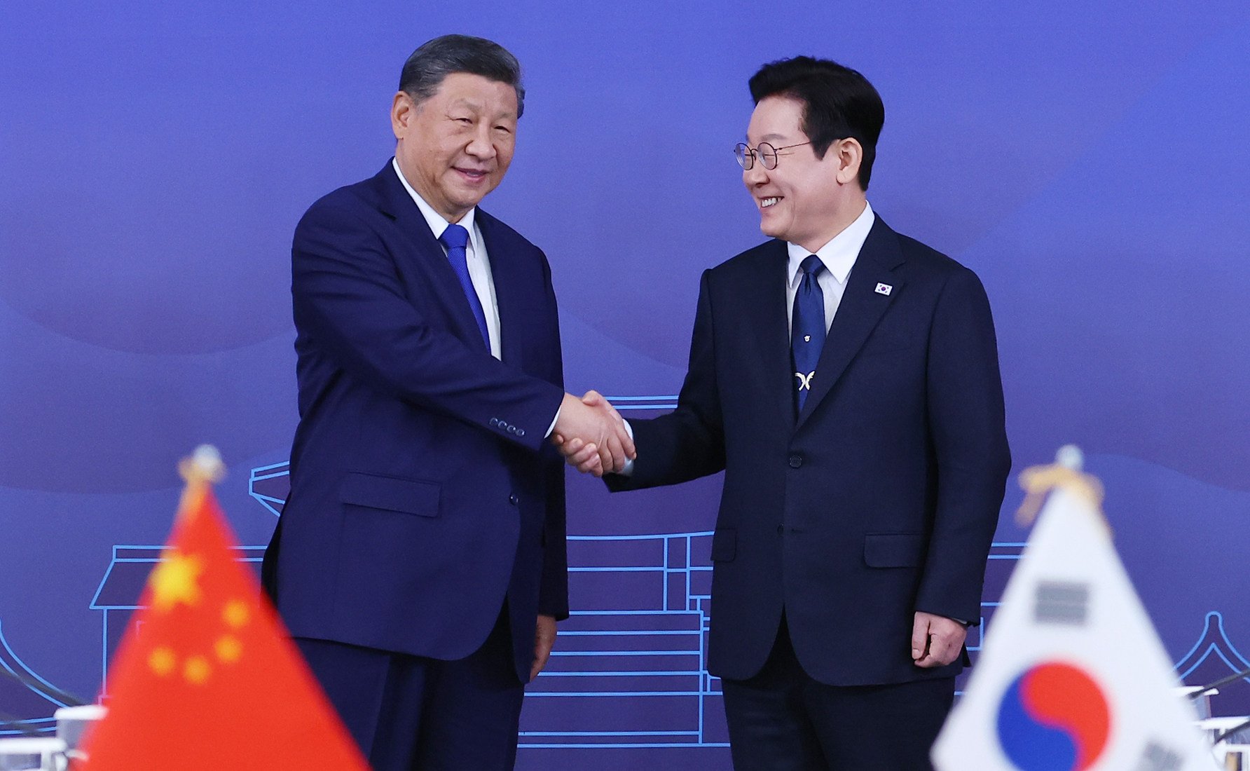 South Korean President Lee Jae-myung and Chinese President Xi Jinping meet on the margins of the Apec forum in Gyeongju, South Korea, in November 2025. Photo: dpa