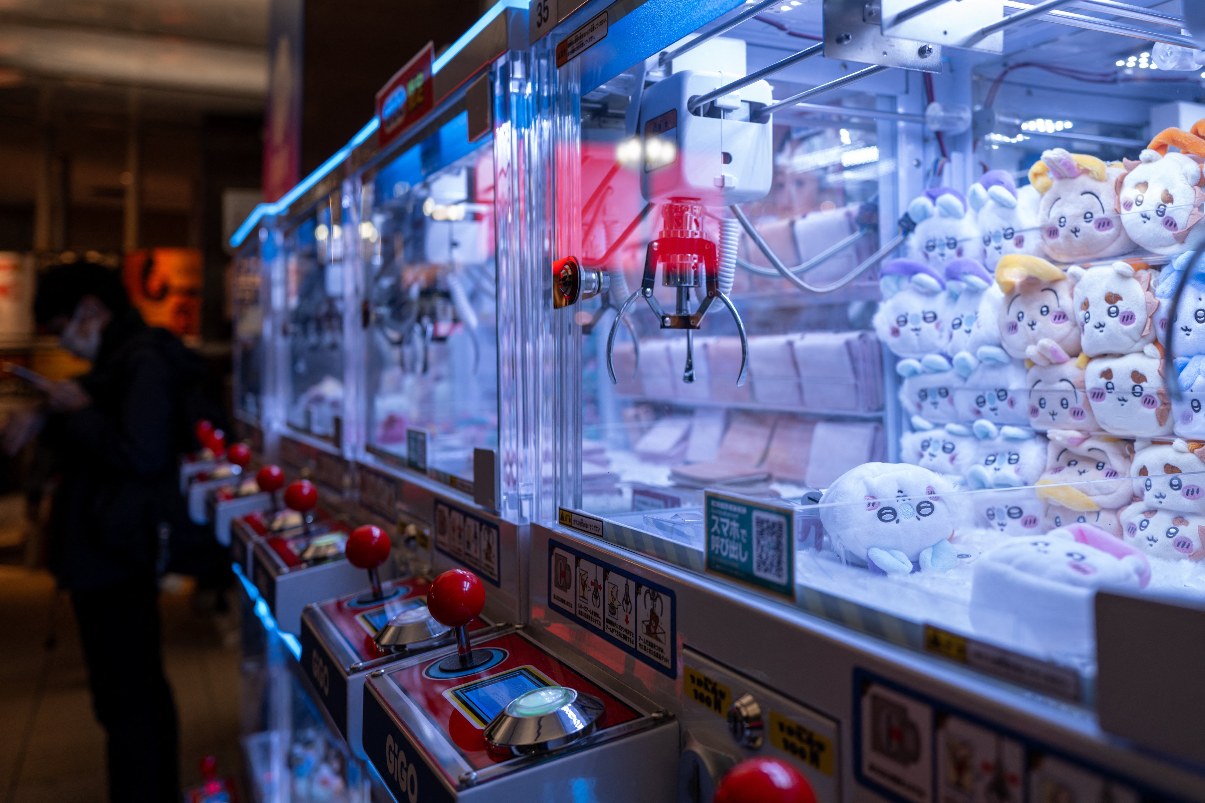 In this picture taken on November 22, 2025, stuffed toys are seen inside claw crane game machines inside a shop at Tokyo’s Shinjuku district. As school and work wraps up, crowds gradually fill Tokyo’s many bustling arcade halls - not to battle it out in fighting games, but to snag plush toys from claw machines. (Photo by Philip FONG / AFP) / TO GO WITH ‘JAPAN-ANIMATION-GAME-ARCADE, FOCUS’ BY MATHIAS CENA