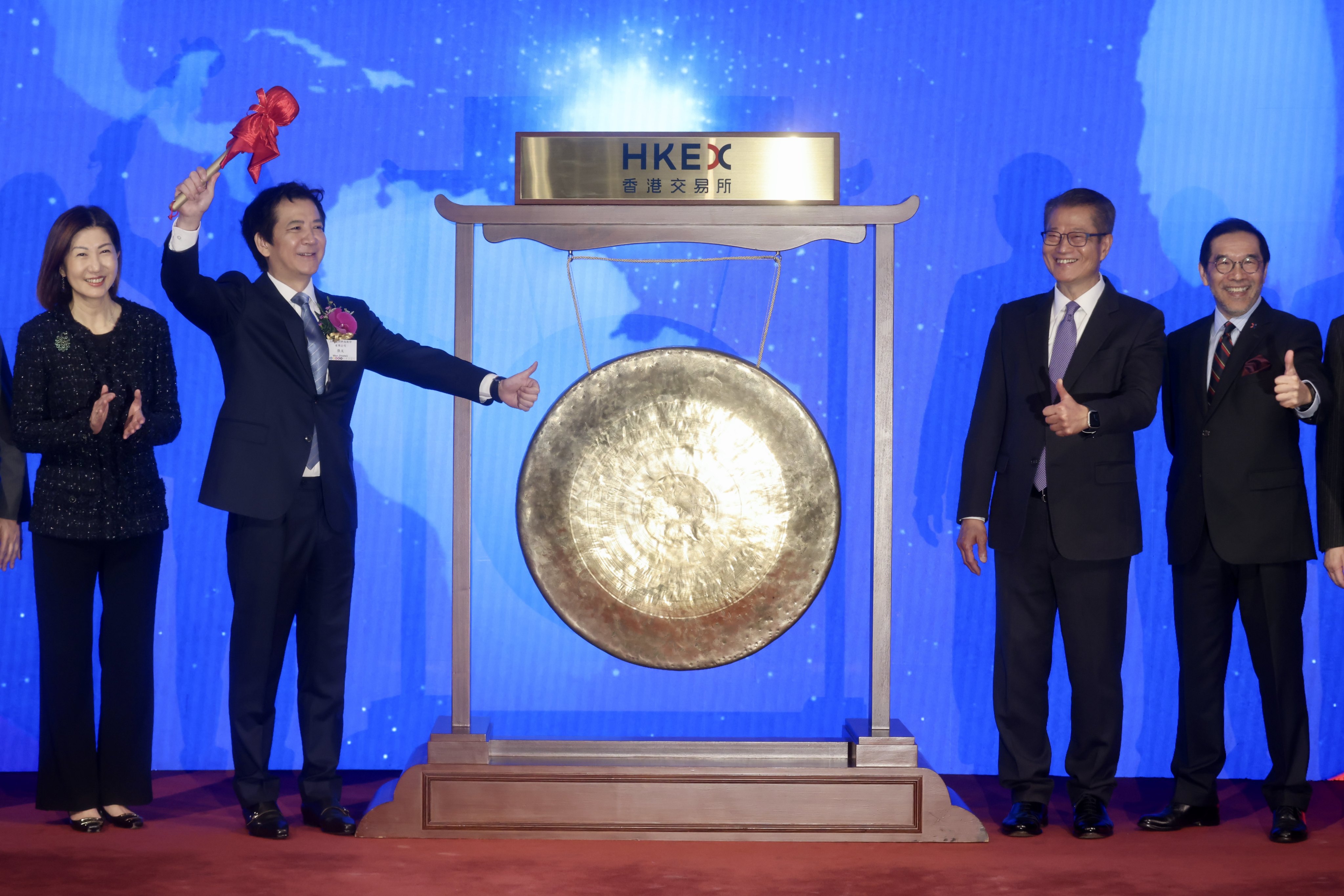 Zhang Wen, chairman and CEO of Biren, bangs the gong at the company’s listing ceremony in Hong Kong on January 2, 2026, as HKEX CEO Bonnie Chan (left) and Financial Secretary Paul Chan (second from right) look on. Photo: Jonathan Wong