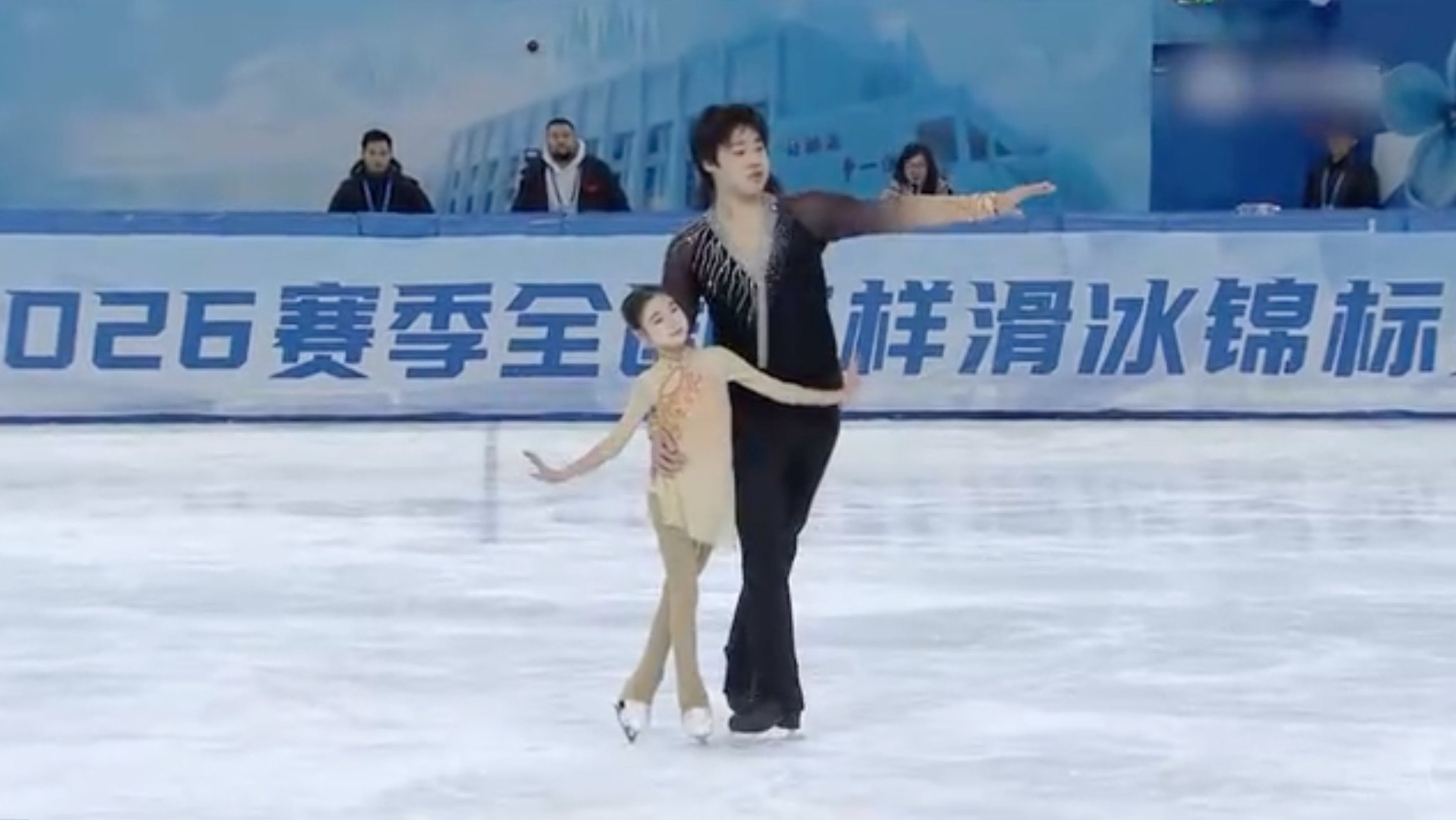 Li Xinze, a nine-year-old girl, skated with 16-year-old Li Mingda, creating a dramatic visual contrast on the ice. Photo: Bilibili