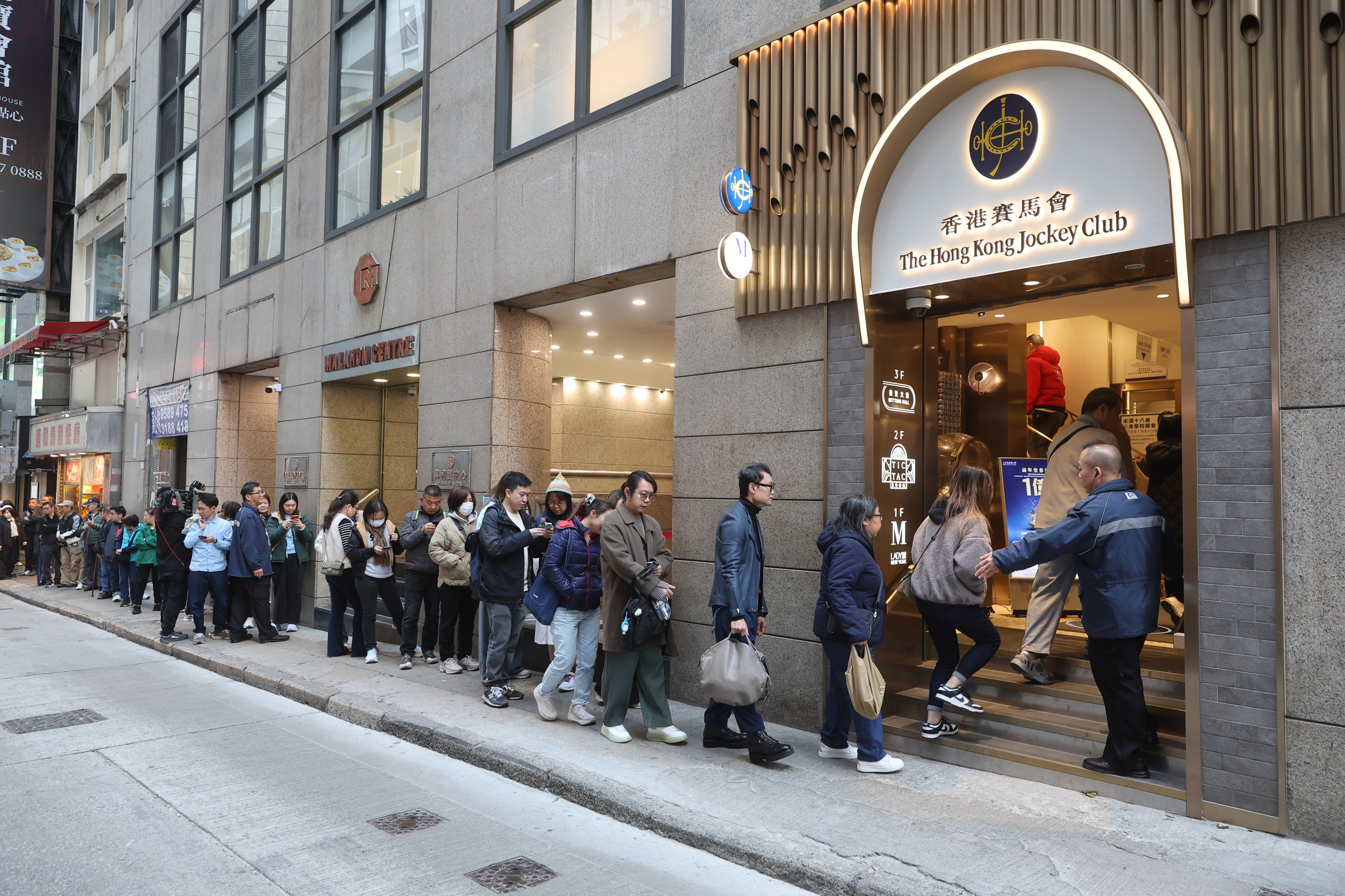 A long queue outside the Hong Kong Jockey Club’s Stanley Street betting shop on Saturday. Photo: Edmond So