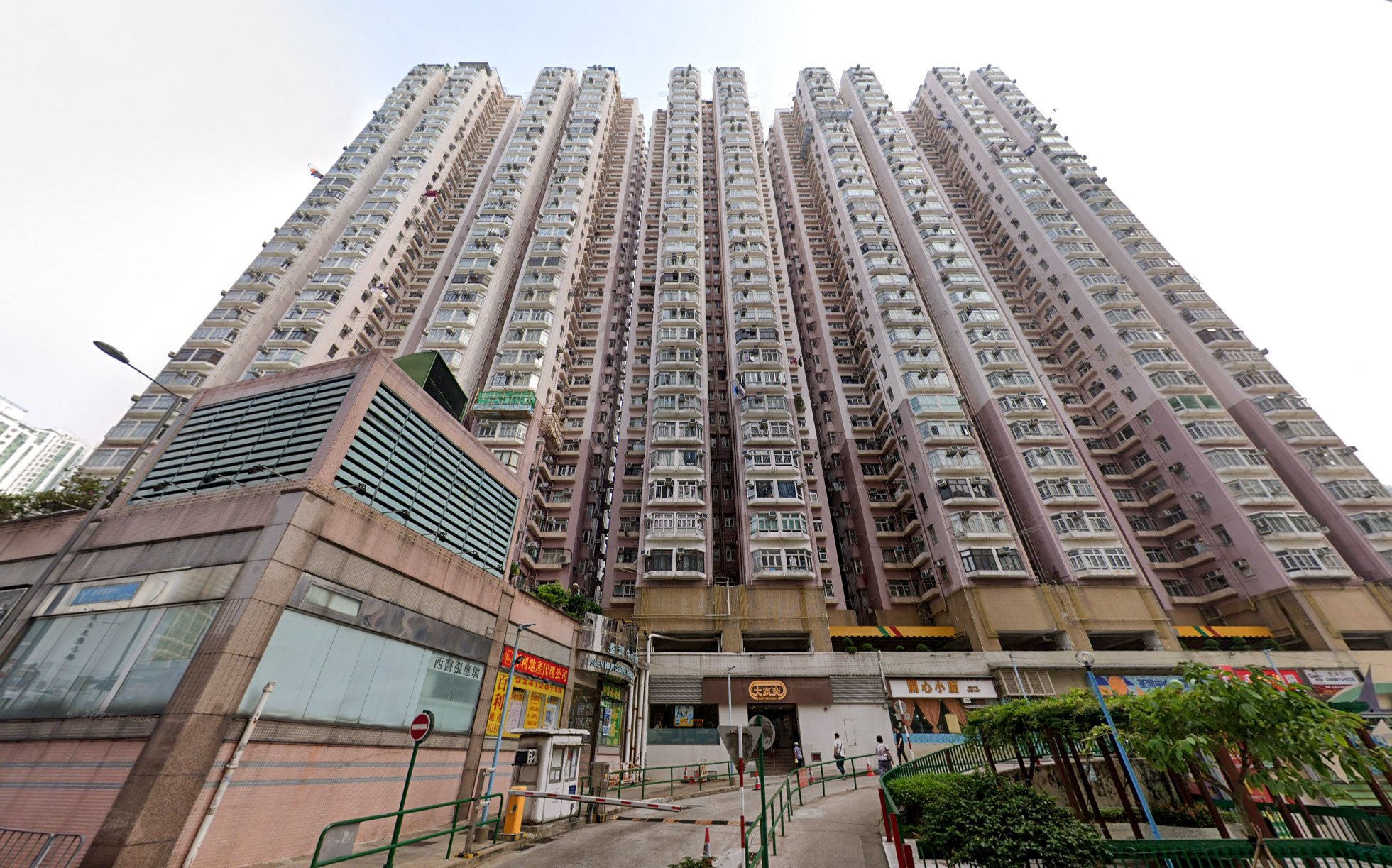 Police received a report at 2.22am on Monday that a flat on the 33rd floor of Tai Yuan House at Tsuen Wan Centre was on fire. Photo: Google Maps