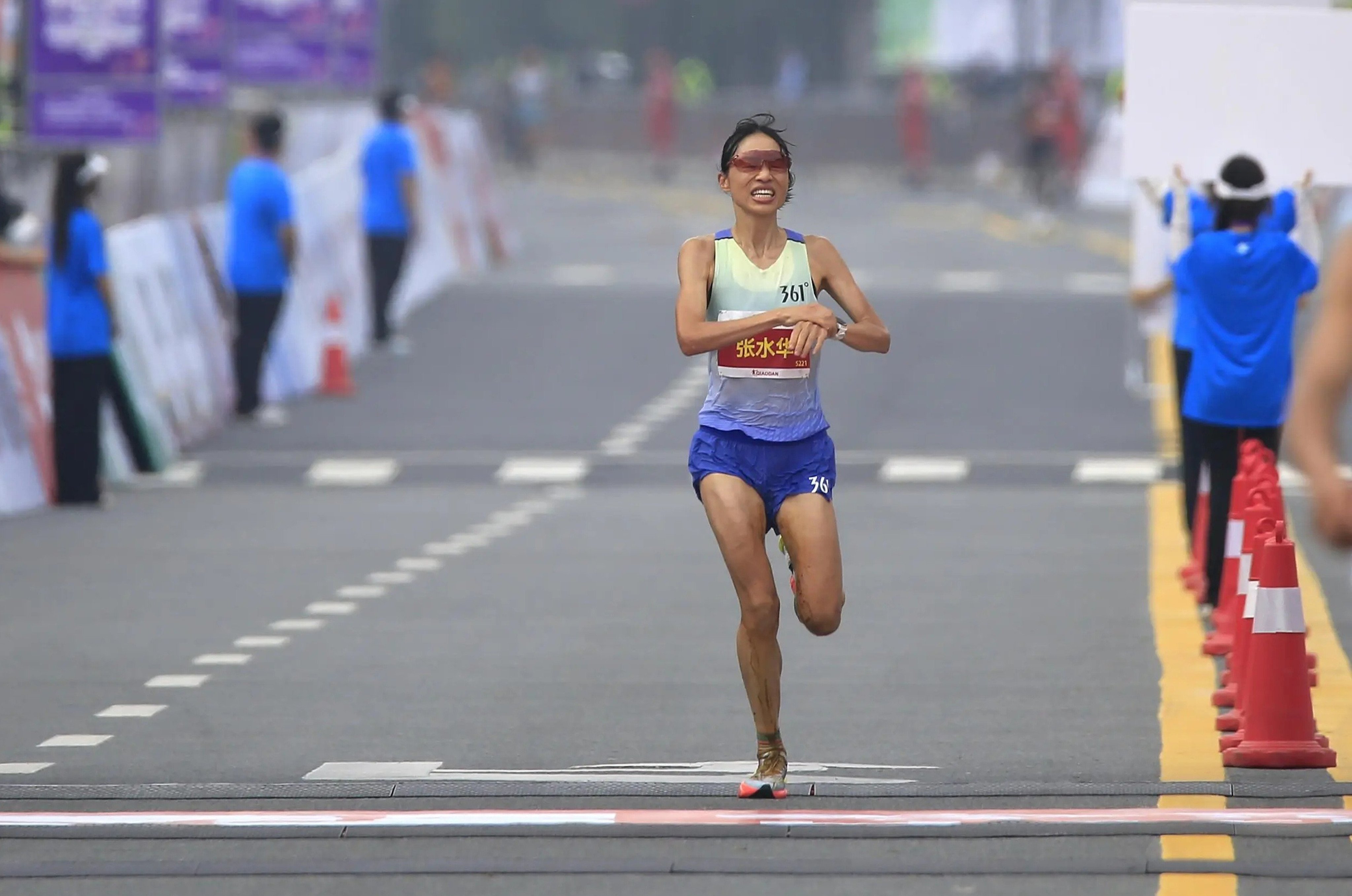 On August 31, Zhang Shuihua, a Chinese runner participating in the women’s race of the 2025 Harbin Marathon, reached the finish line. (Xinhua)
