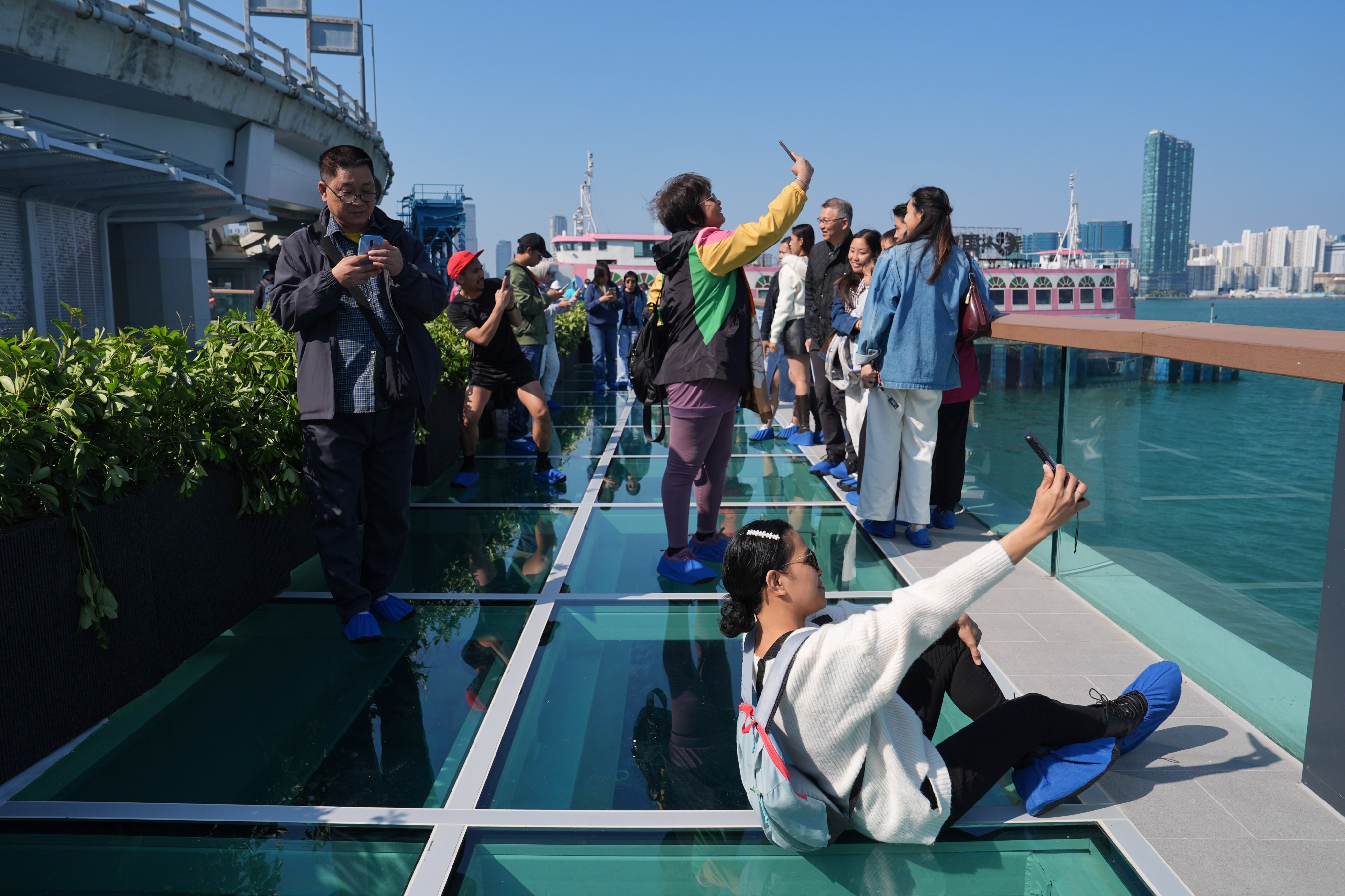 A glass walkway has become the main attraction of the East Coast Boardwalk’s eastern section. Photo: Elson Li