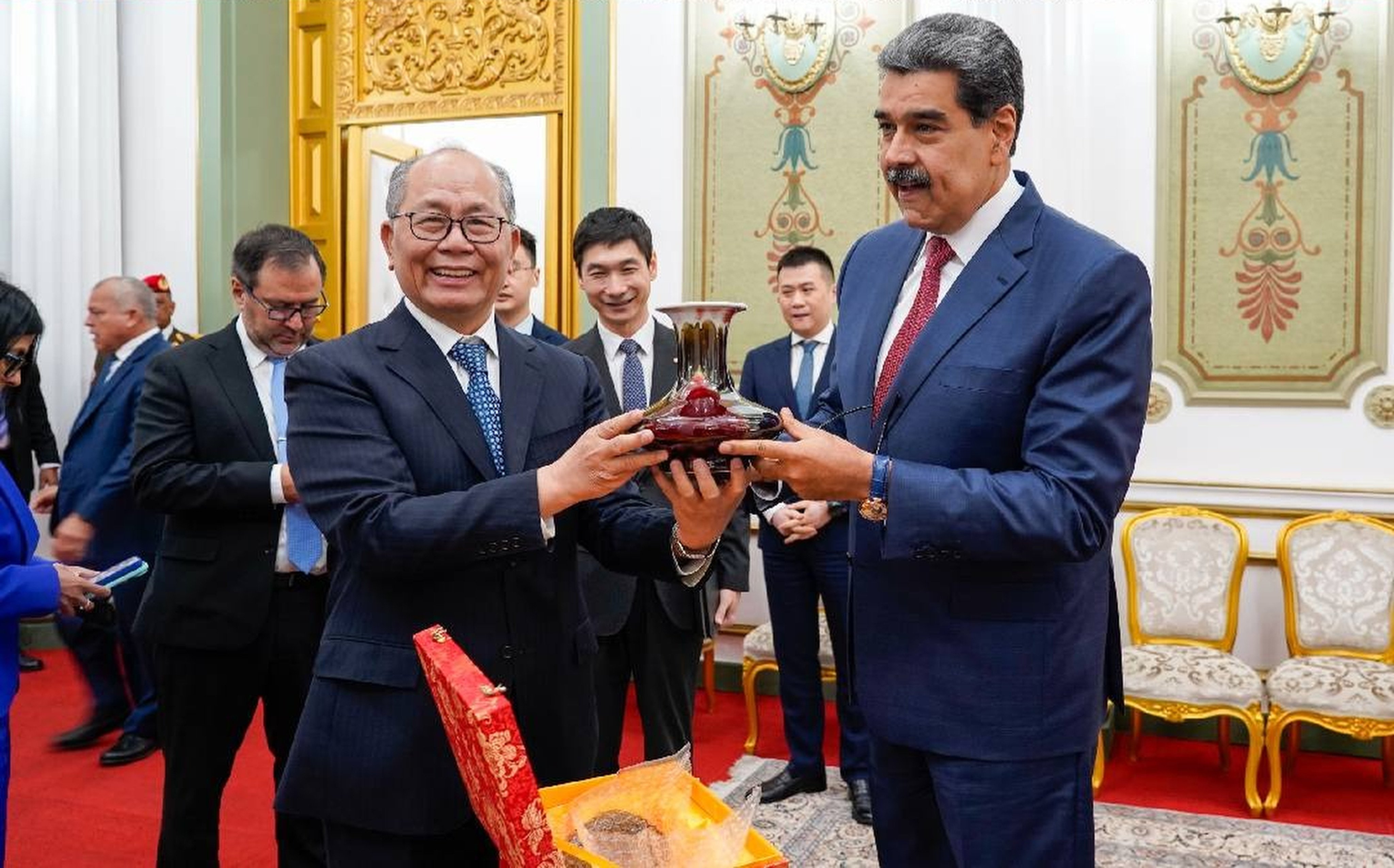 Hours before Caracas was rocked by explosions on Saturday, Venezuelan President Nicolas Maduro (right) held a three-hour meeting with Qiu Xiaoqi, China’s special envoy appointed by President Xi Jinping. Photo: handout