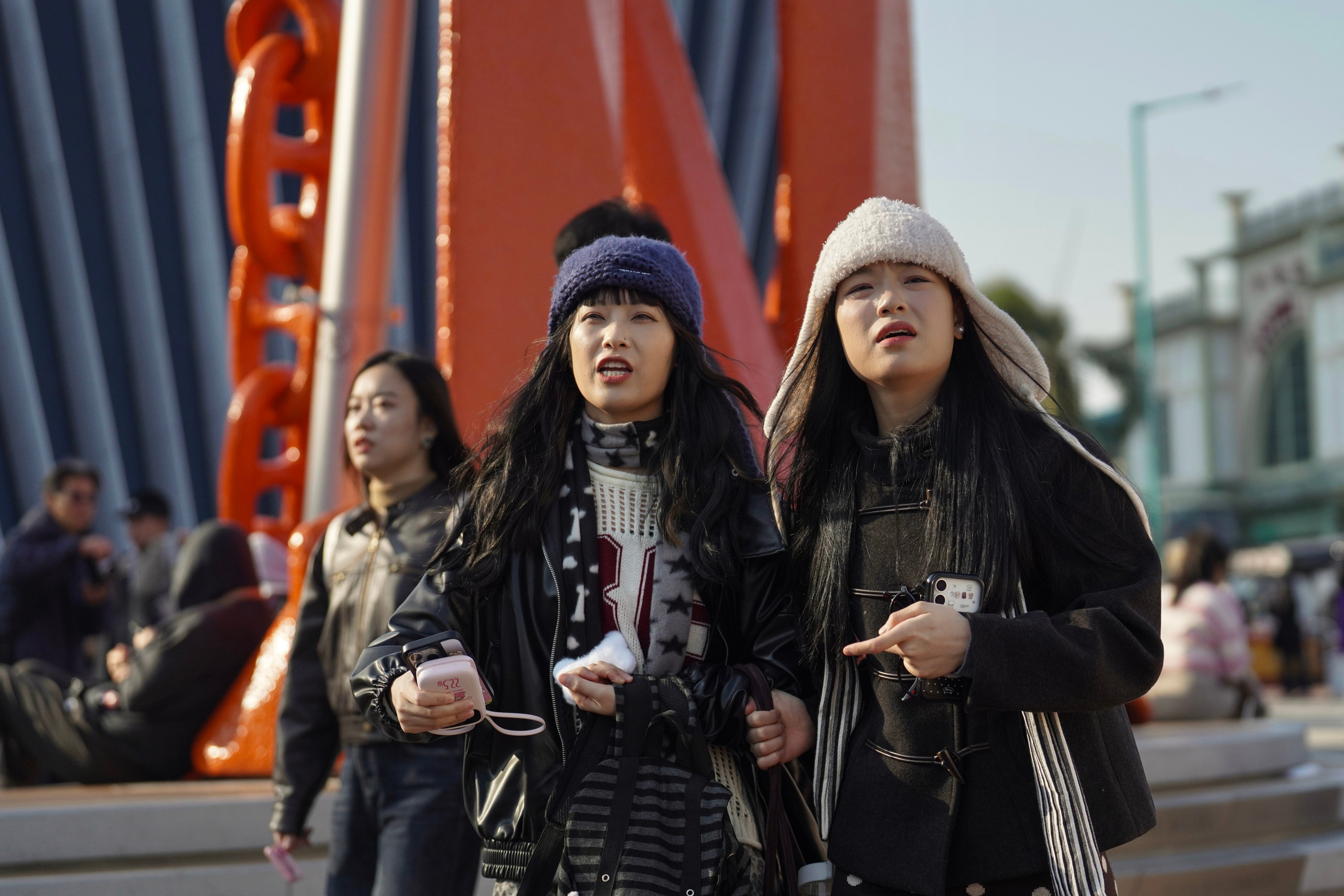 Pedestrians bundle up against the cold in Central. Photo: Karma Lo
