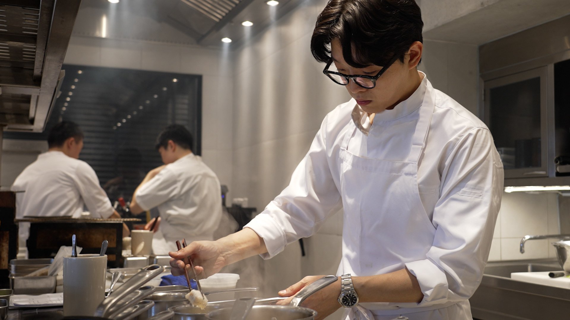 Scott Kang, Chef ‘Triple Star’ of Culinary Class Wars, cooks at Mosu Hong Kong during his visit for a one-night only four-hands dinner in December 2025.