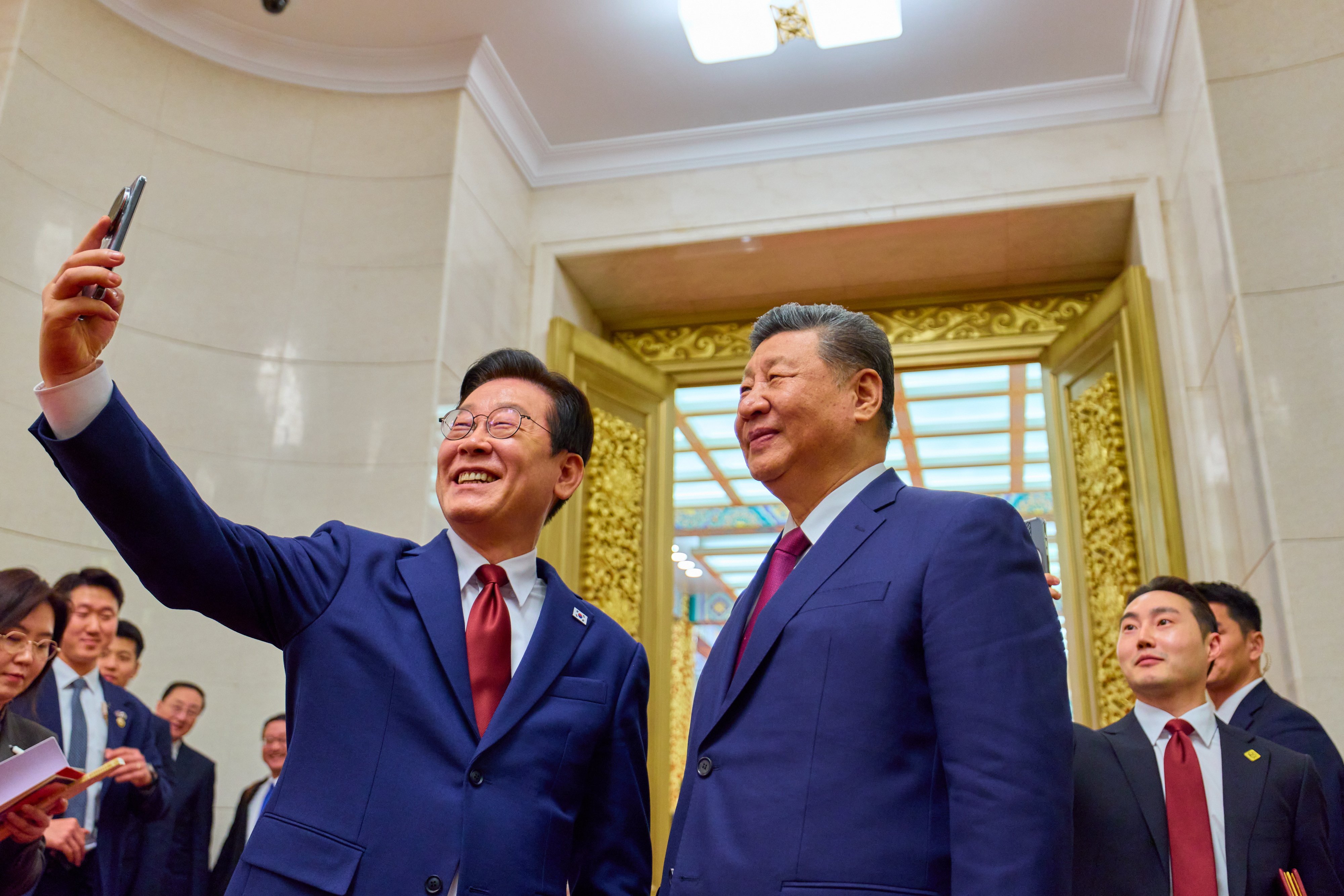 South Korean President Lee Jae Myung takes a selfie with Chinese President Xi Jinping using a Xiaomi smartphone after a state dinner in Beijing, China, on January 5. Xi gave Lee the smartphone during their first summit talks in Gyeongju, South Korea, in November. Photo: EPA / Yonhap