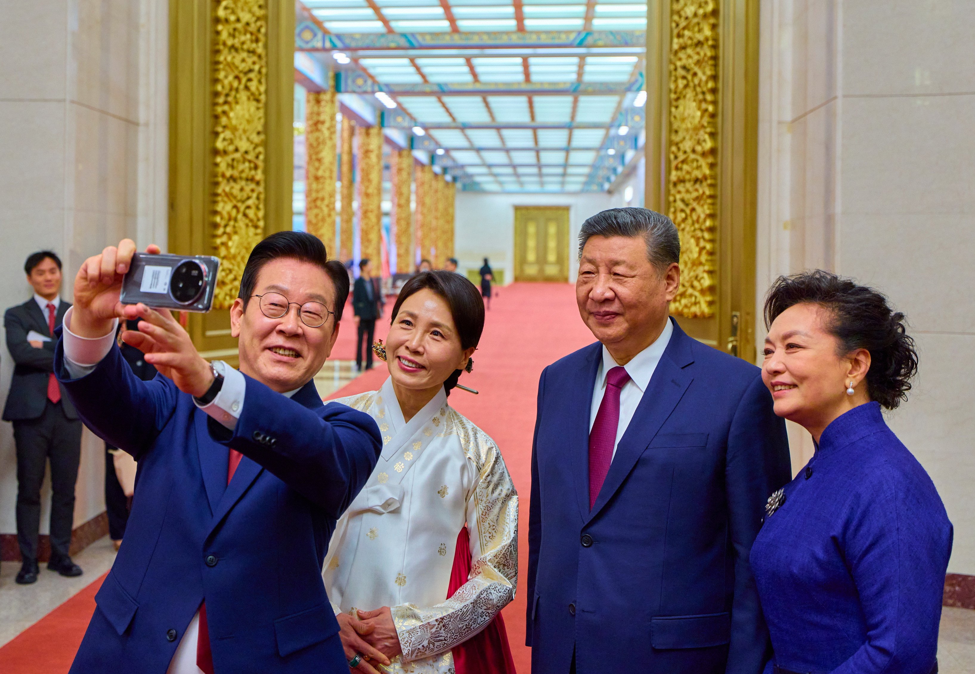 (L-R) South Korean President Lee Jae Myung and his wife, Kim Hea Kyung take a selfie with Chinese President Xi Jinping and his wife, Peng Liyuan, by using a Xiaomi smartphone following a state dinner in Beijing on Monday. Photo: EPA/Yonhap/South Korea Out