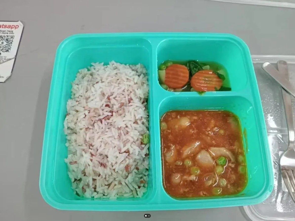 An image of a bento box meal purportedly served to students at Singapore’s Hwa Chong Institution was shared on social media. Photo: Reddit/Taenyfan95