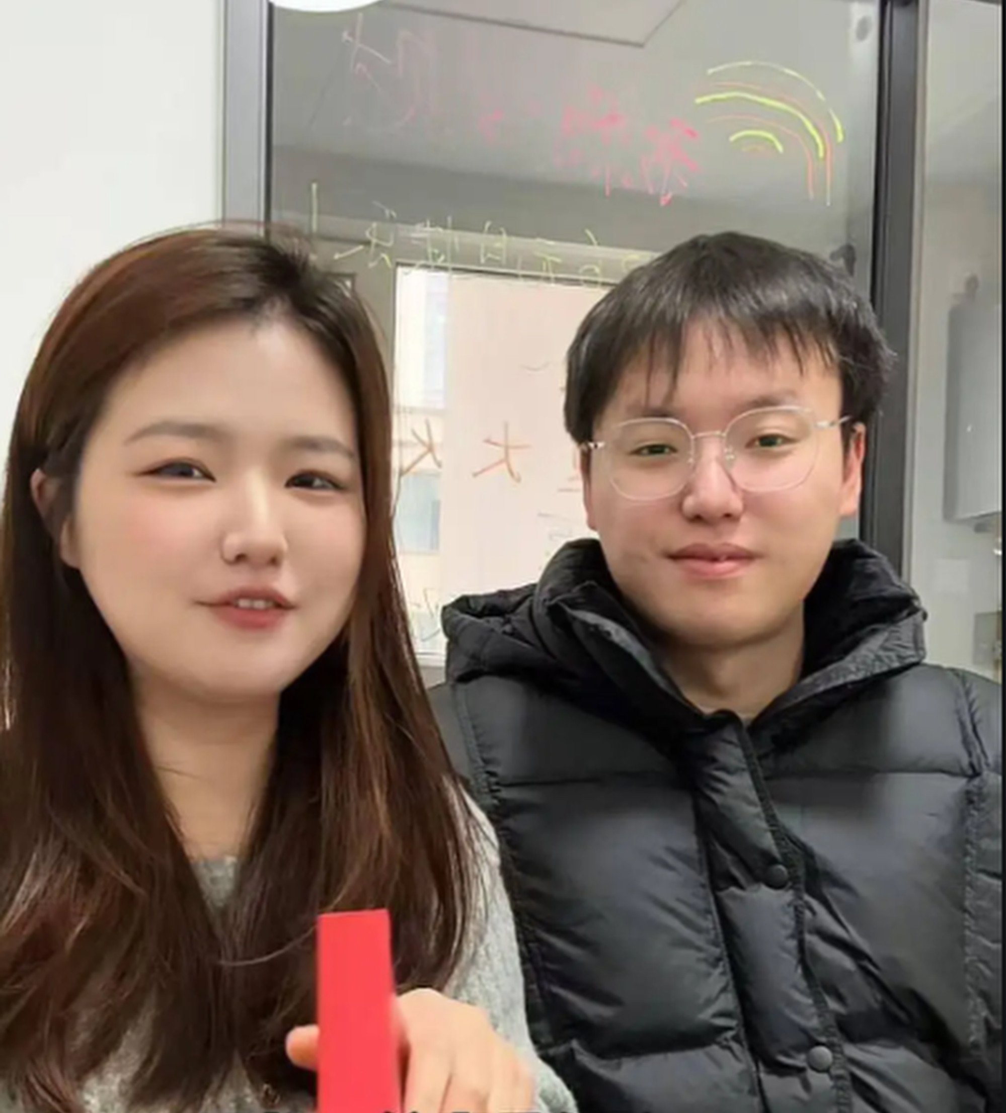 The couple, above, say they have not decided what to spend their insurance windfall on yet. Photo: QQ.com